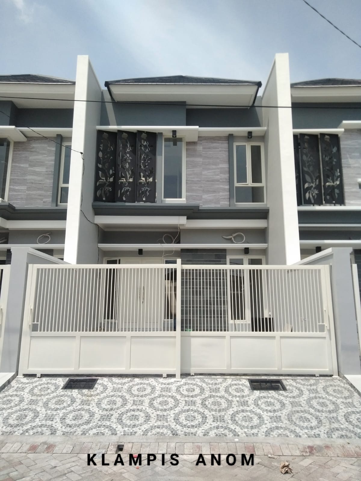 Rumah baru gress Minimalis modern 2 lantai di Klampis Anom Row jalan 3 mobil - Dealkan