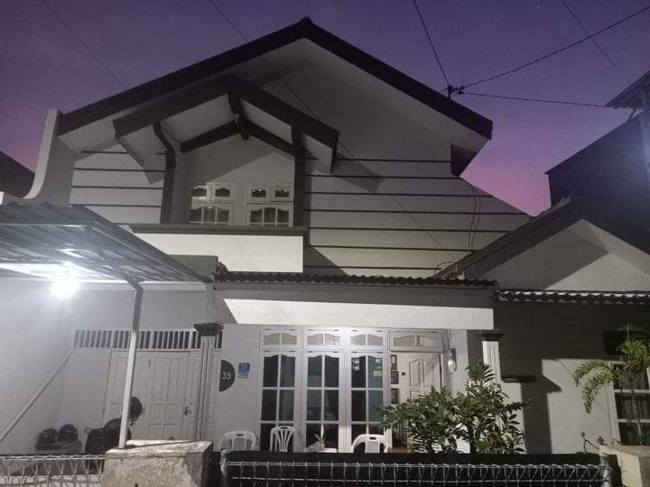 Semampir Tengah, Rumah 2 Lantai Terawat Nyaman, Dijual Murah Banget 🔥Lokasi Strategis - Dealkan