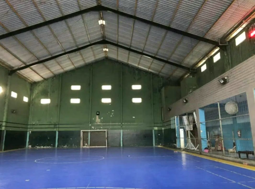 Gedung dijual bekas lapangan Futsal dan badminton - Dealkan