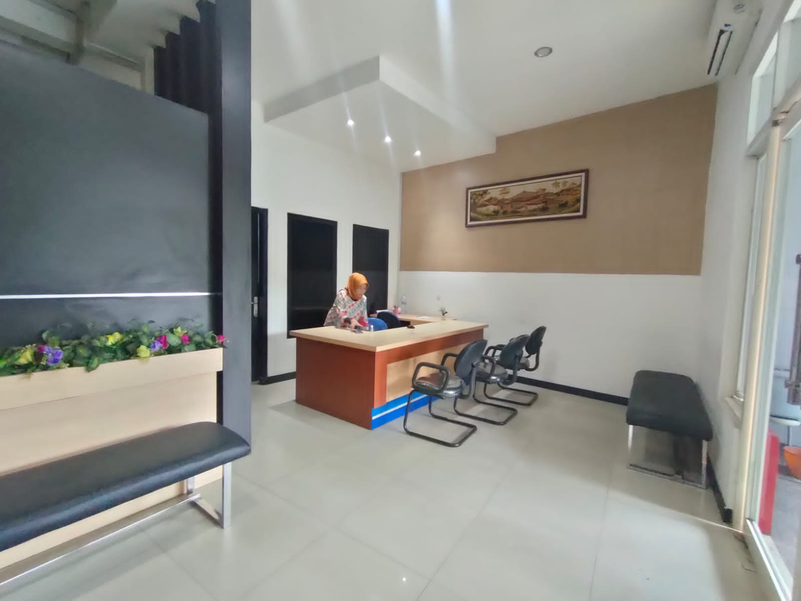 Rungkut, Disewakan SIAP PAKAI FULL FURNISHED Ruko Pembawa Hoki Lokasi Rame &amp; Menguntungkan Cepat Balik Modal. - Dealkan