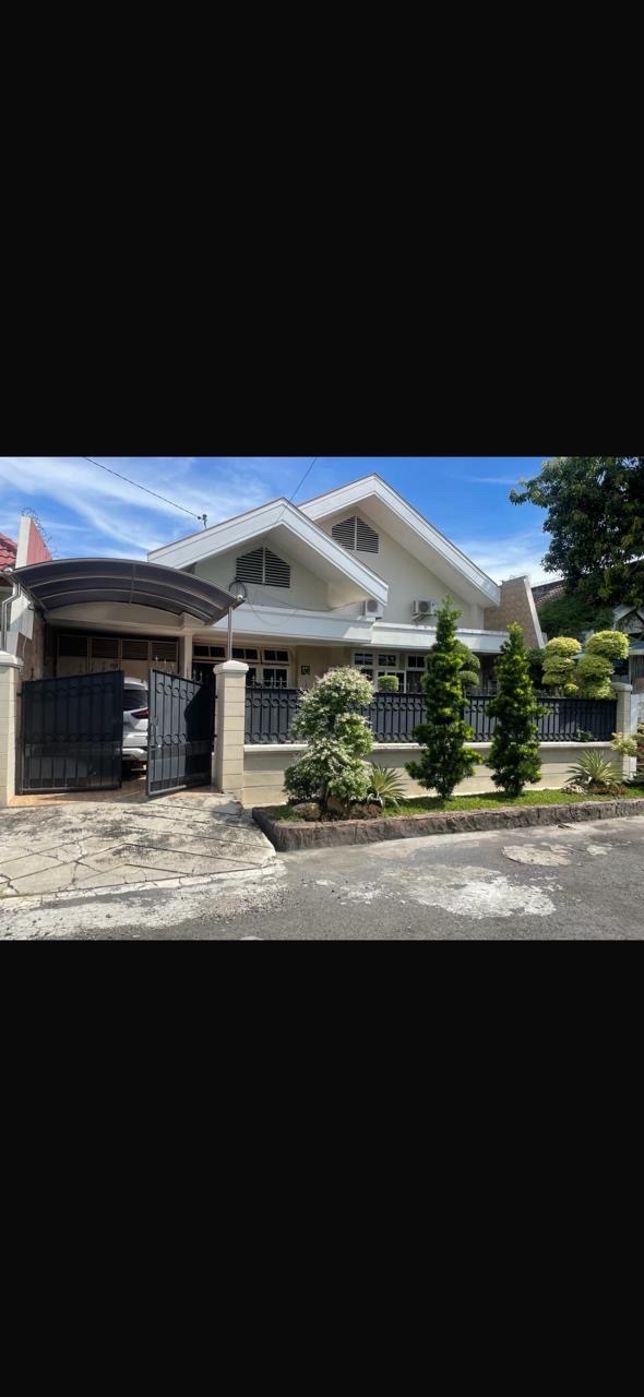 Rumah Dharmahusada Indah dijual siap huni - Dealkan
