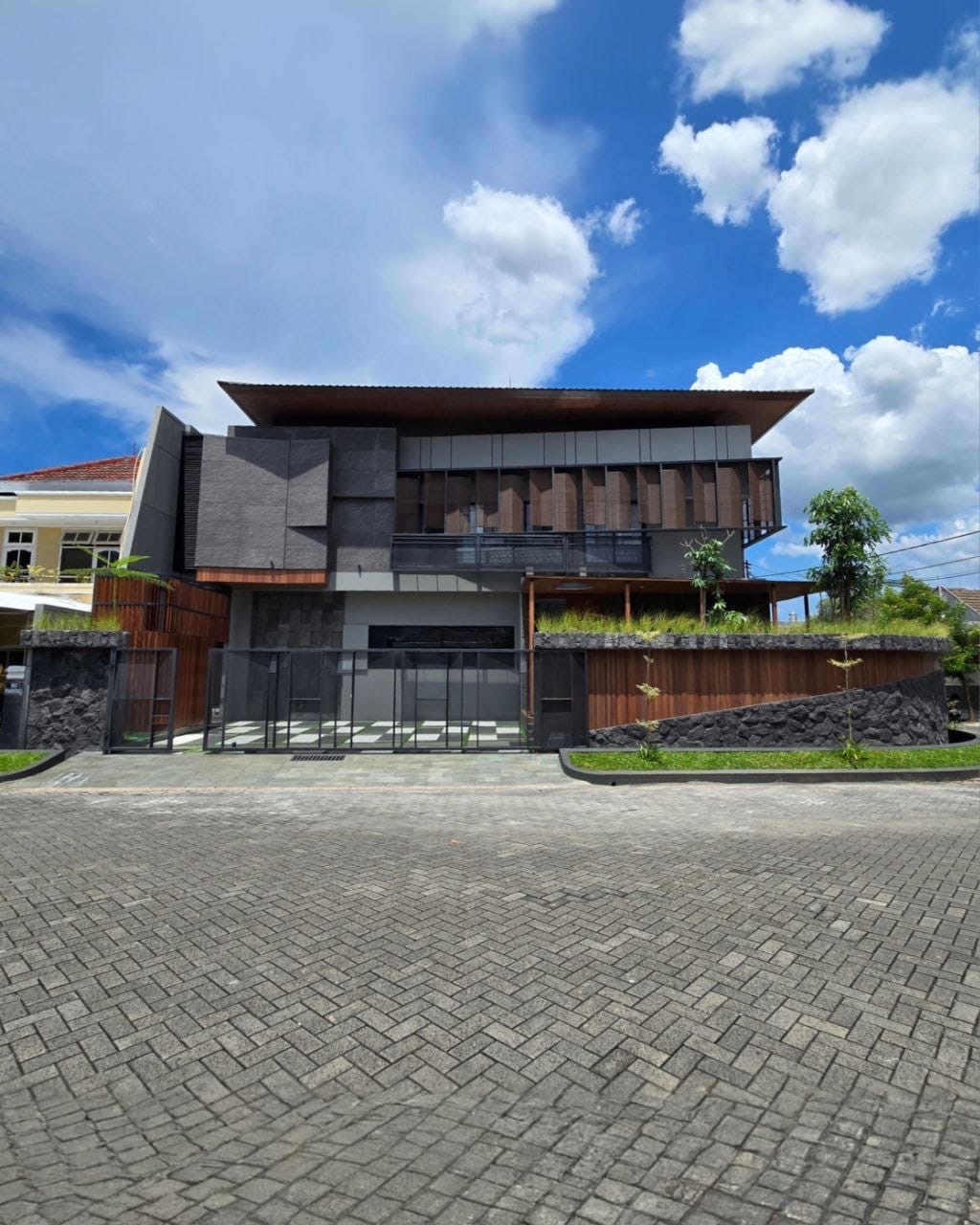 Rumah Manyar Kertoadi New Minimalis, dijual siap huni - Dealkan
