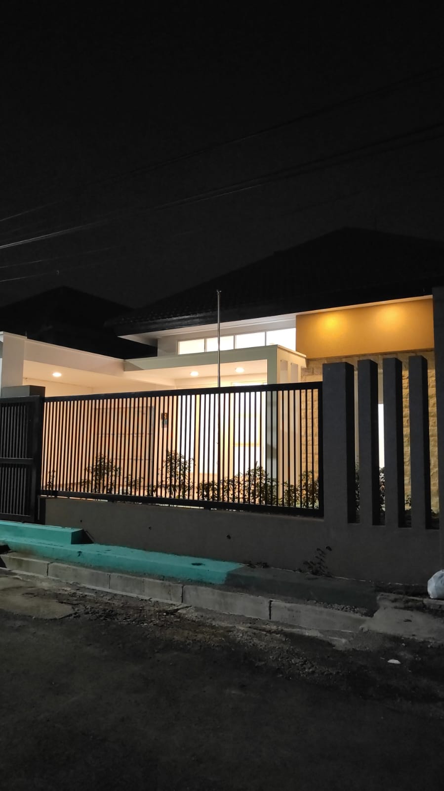 Daerah Ngagel Jaya Tengah, Dijual Rumah 2,5 lantai (Nego) Siap Huni - Dealkan