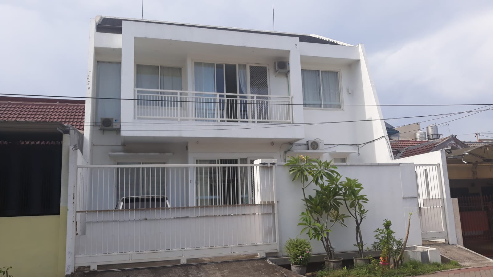 Rumah Modern Kutisari Indah Utara, Surabaya - Dealkan