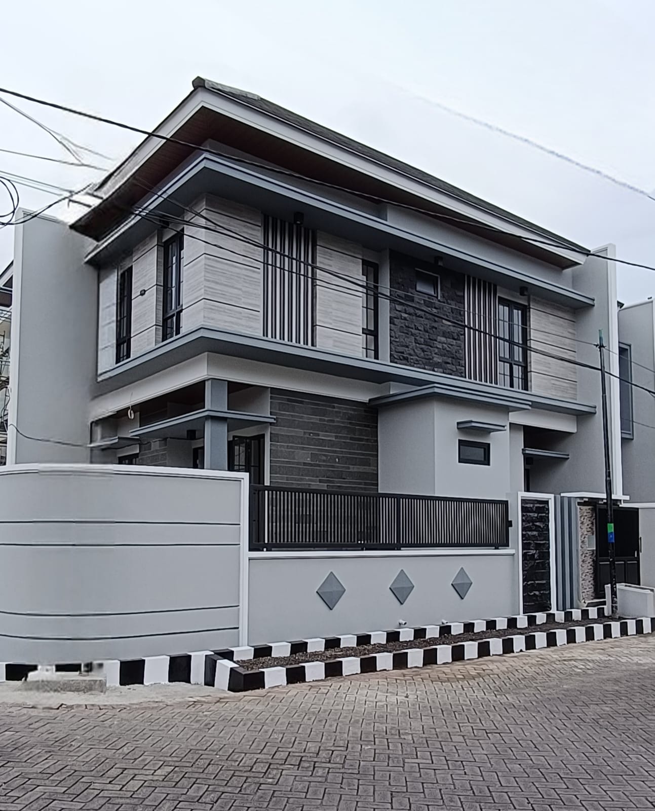 Rumah Modern Kontemporer Utama Klampis Anom dijual siap huni (Hook) - Dealkan