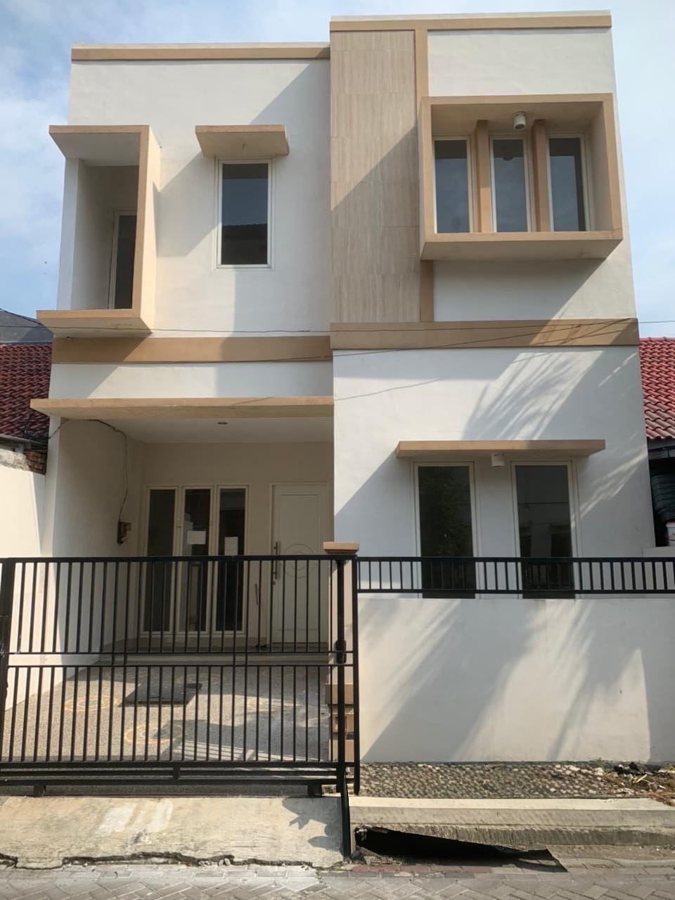 Rumah Griya Asri Pakuwon City dijual siap huni - Dealkan