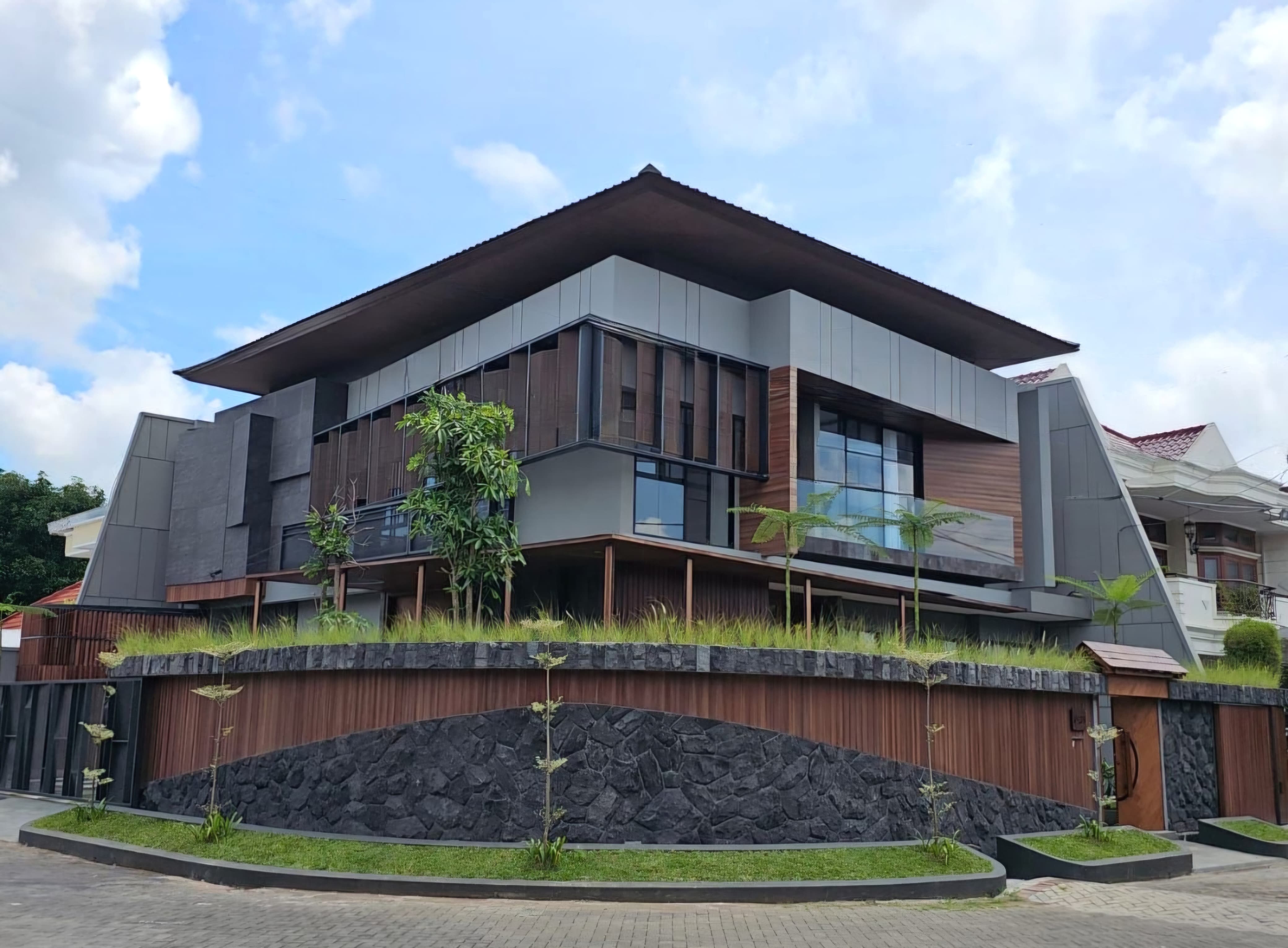 Manyar Kertoadi, DI JUAL Rumah Mewah, Baru Gress Semi Furnish! - Dealkan