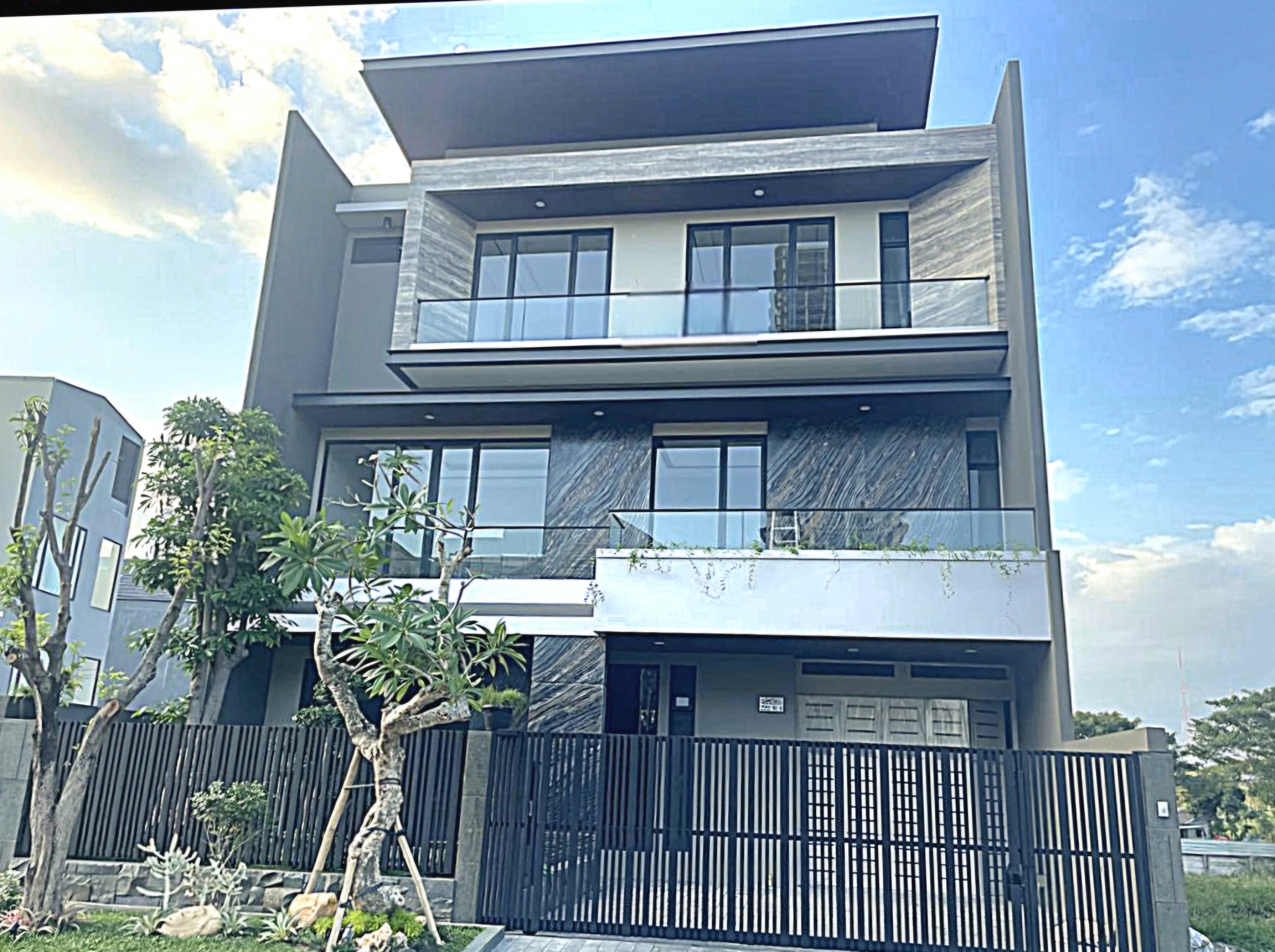 Dijual Rumah mewah Citraland 3lantai with Rooftop - Dealkan