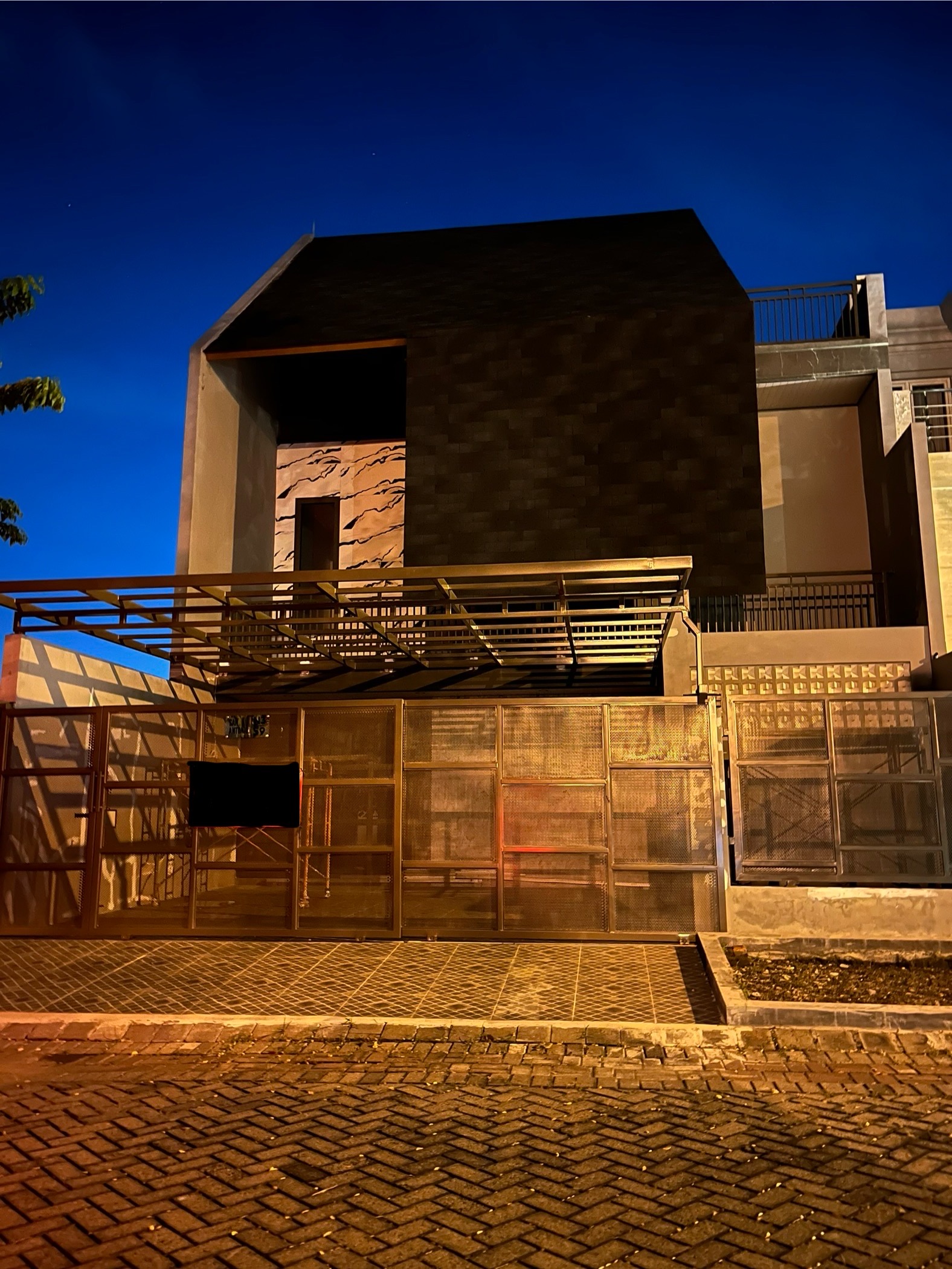 Rumah Baru Gress Pakuwon City disewakan siap huni - Dealkan