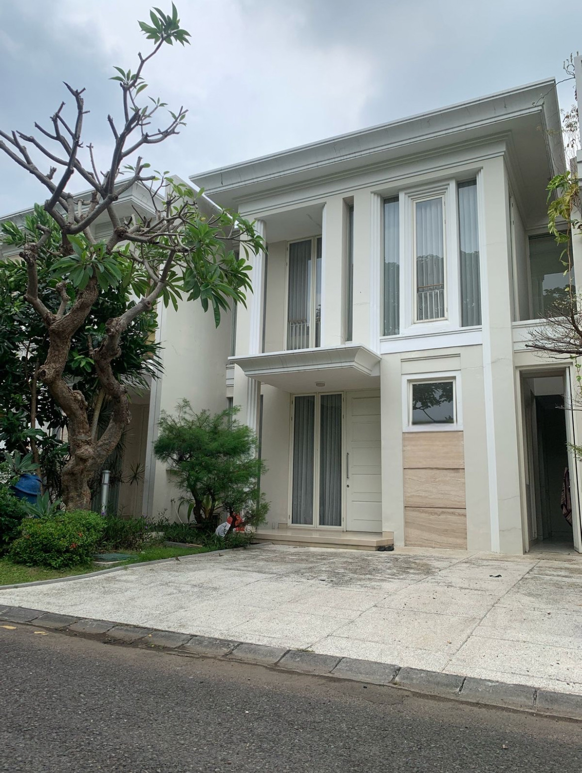 Rumah Pakuwon City disewakan siap huni Full Furnish - Dealkan