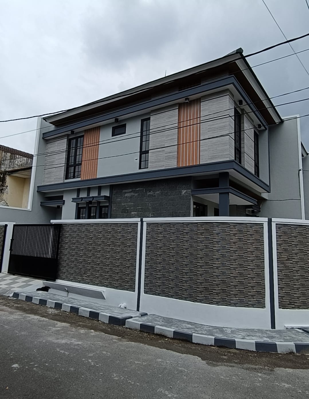 Rumah Gress Minimalis Kontemporer dijual siap huni - Dealkan