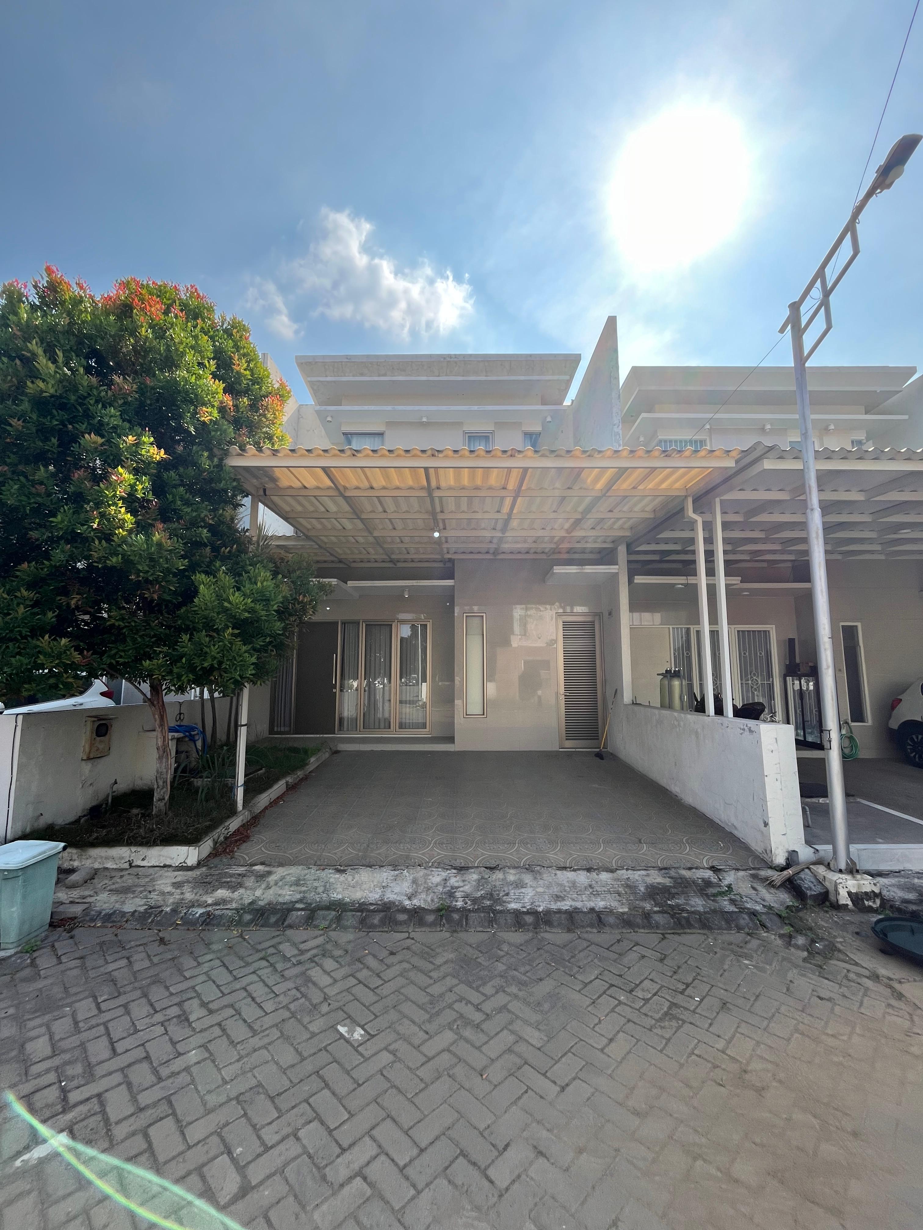 DIJUAL RUMAH MODERN MINIMALIS 2 LANTAI SIAP HUNI SATELIT UTARA DEKET DARMO DAN JALAN BANYU URIP - Dealkan