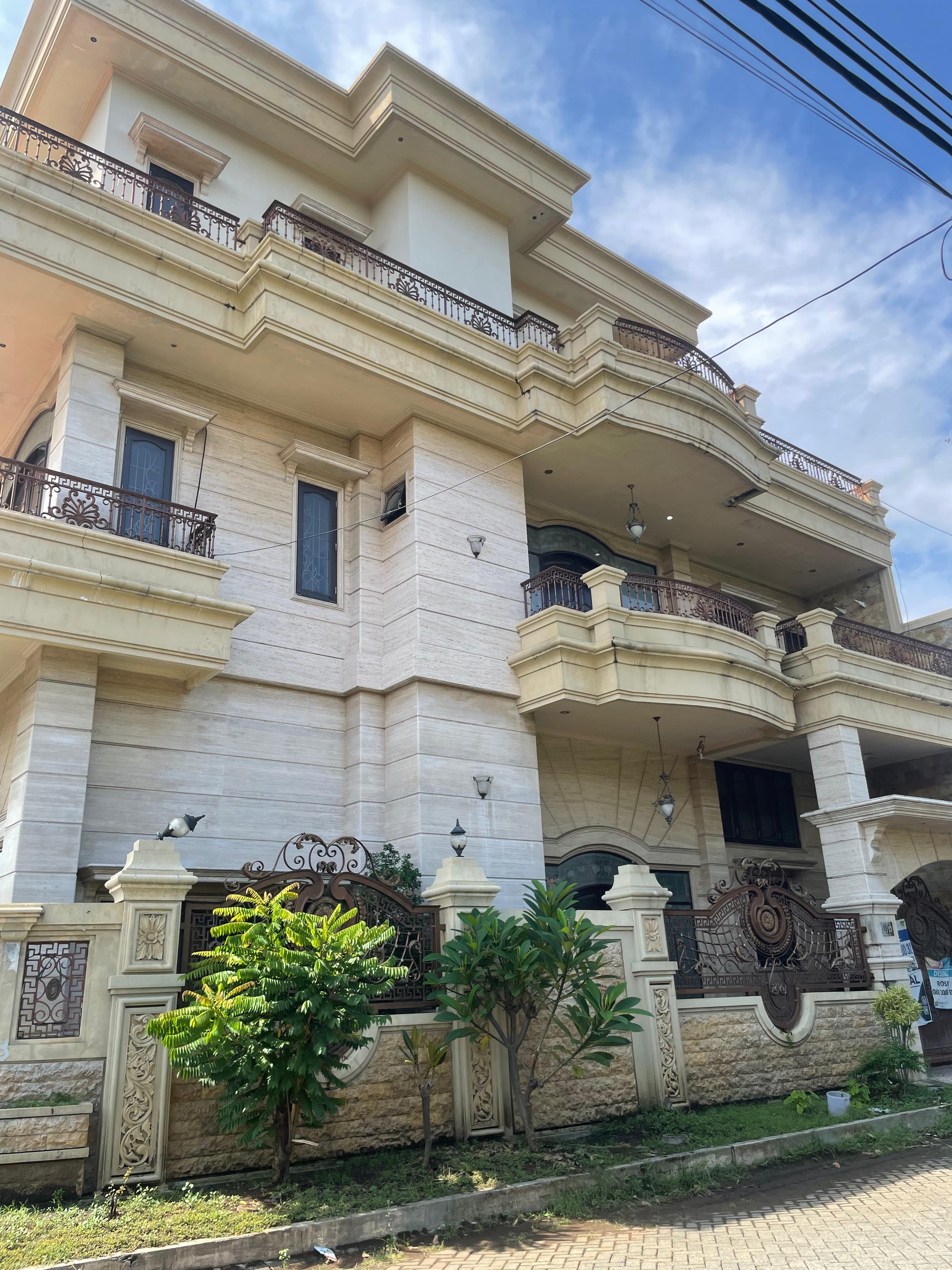 RUMAH MEWAH ARAYA 2 • DIJUAL CEPAT - Dealkan