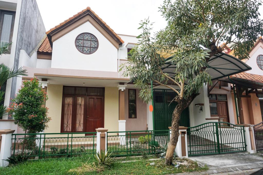 DISEWAKAN RUMAH MODERN MINIMALIS 1,5 LANTAI SIAP HUNI PURI WIDYA KENCANA CITRALAND SURABAYA - Dealkan