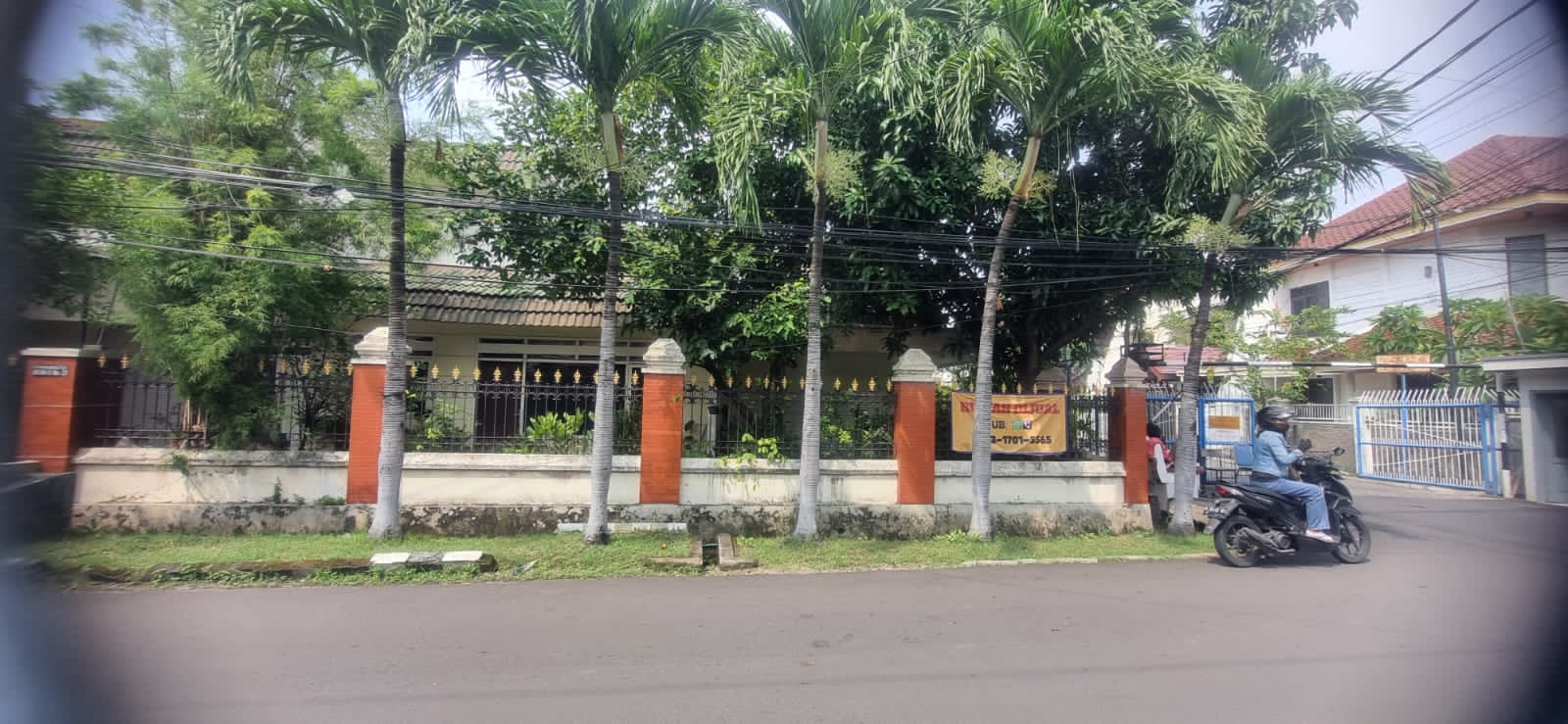 Siap Huni! Rumah 2 Lantai Gubeng, Luas, Nyaman, dan Strategis - Dealkan