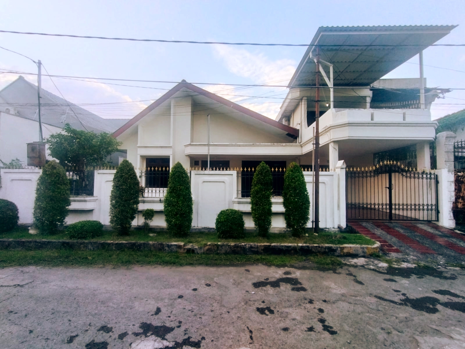 DISEWAKAN RUMAH 1,5 LANTAI TERAWAT SIAP HUNI DARMO HARAPAN - SURABAYA BARAT - Dealkan