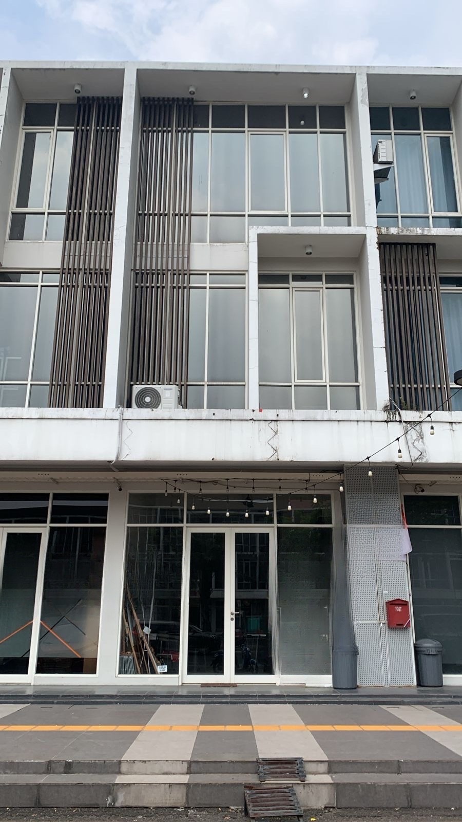 Ruko Northwest Disewakan cocok untuk Cafe sudah siap pakai - Dealkan