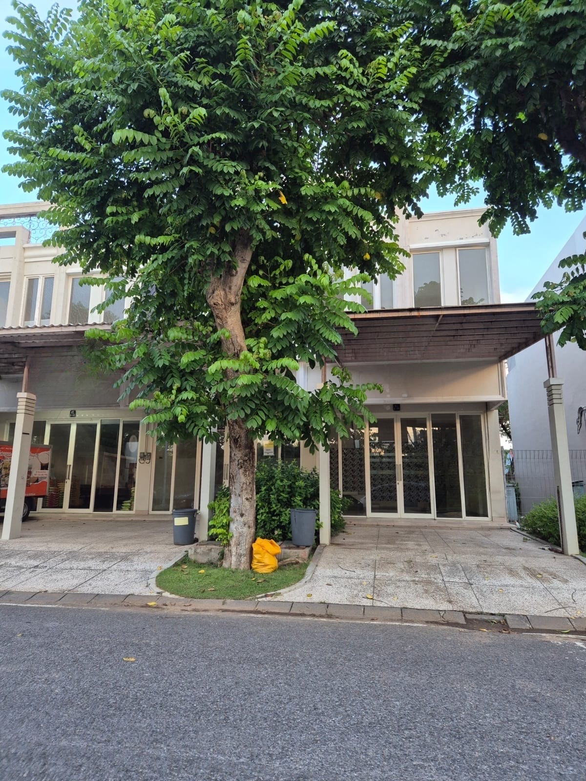 Ruko Bizhome Pakuwon City Disewakan - Dealkan