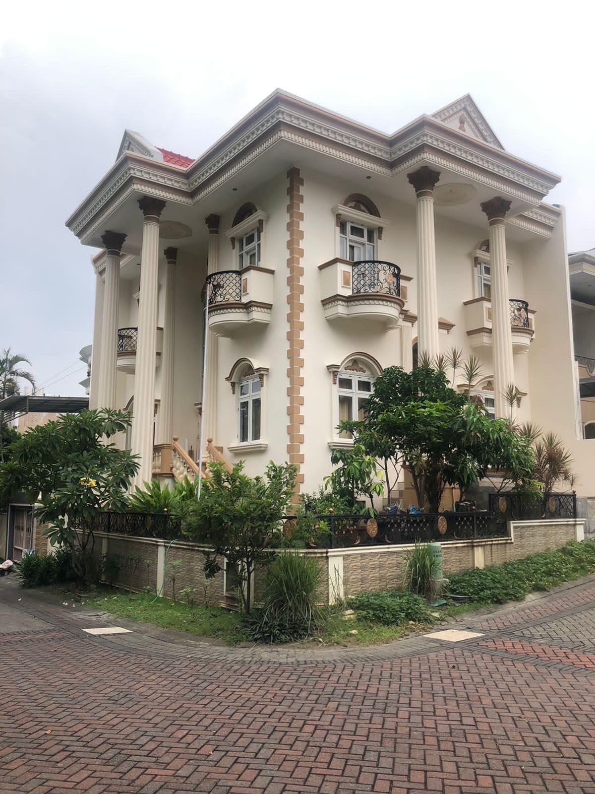Citraland Rumah Hook Bentuk Kastil Di Cluster Puri widya kencana Dijual - Dealkan