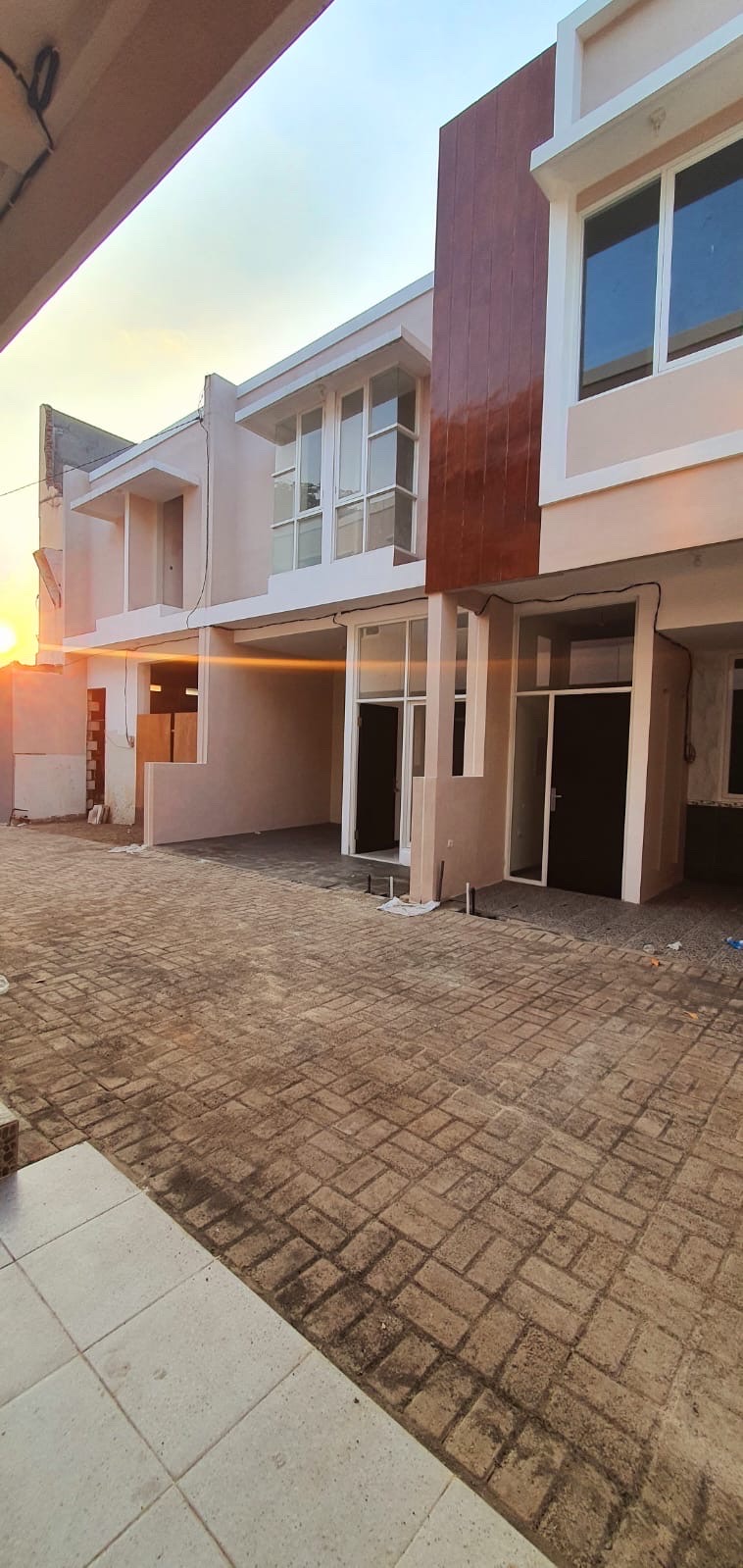 Rumah Baru Gress 2 Lantai Kutisari dijual siap huni - Dealkan