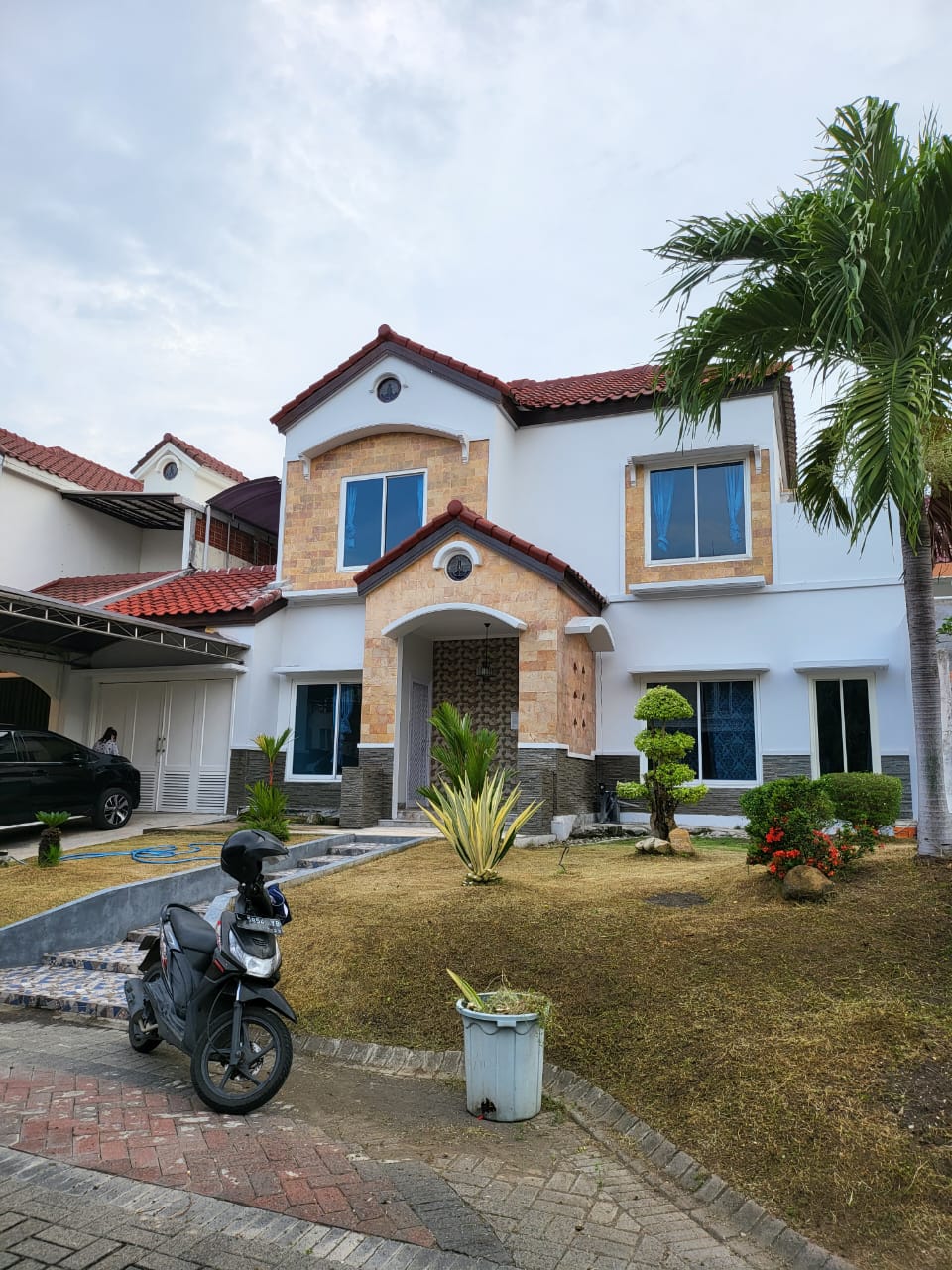 DISEWAKAN RUMAH 2 lantai CRYSTAL GOLF CITRALAND SURABAYA, FURNISHED, SIAP HUNI - Dealkan