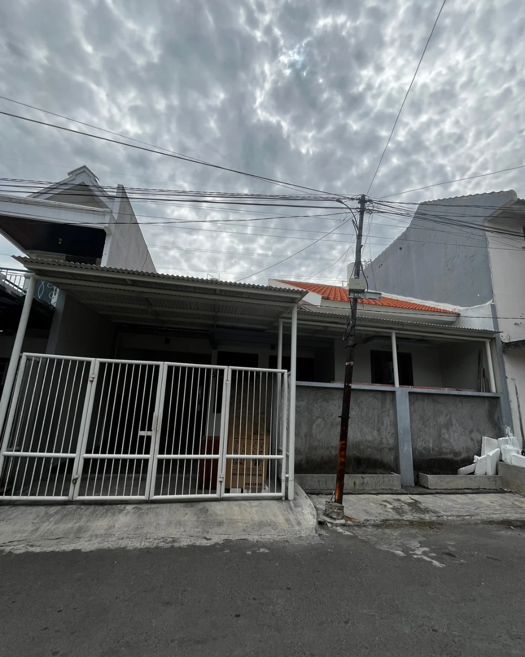 Rumah Manyar disewakan, under 100jt, kondiis terawat - Dealkan