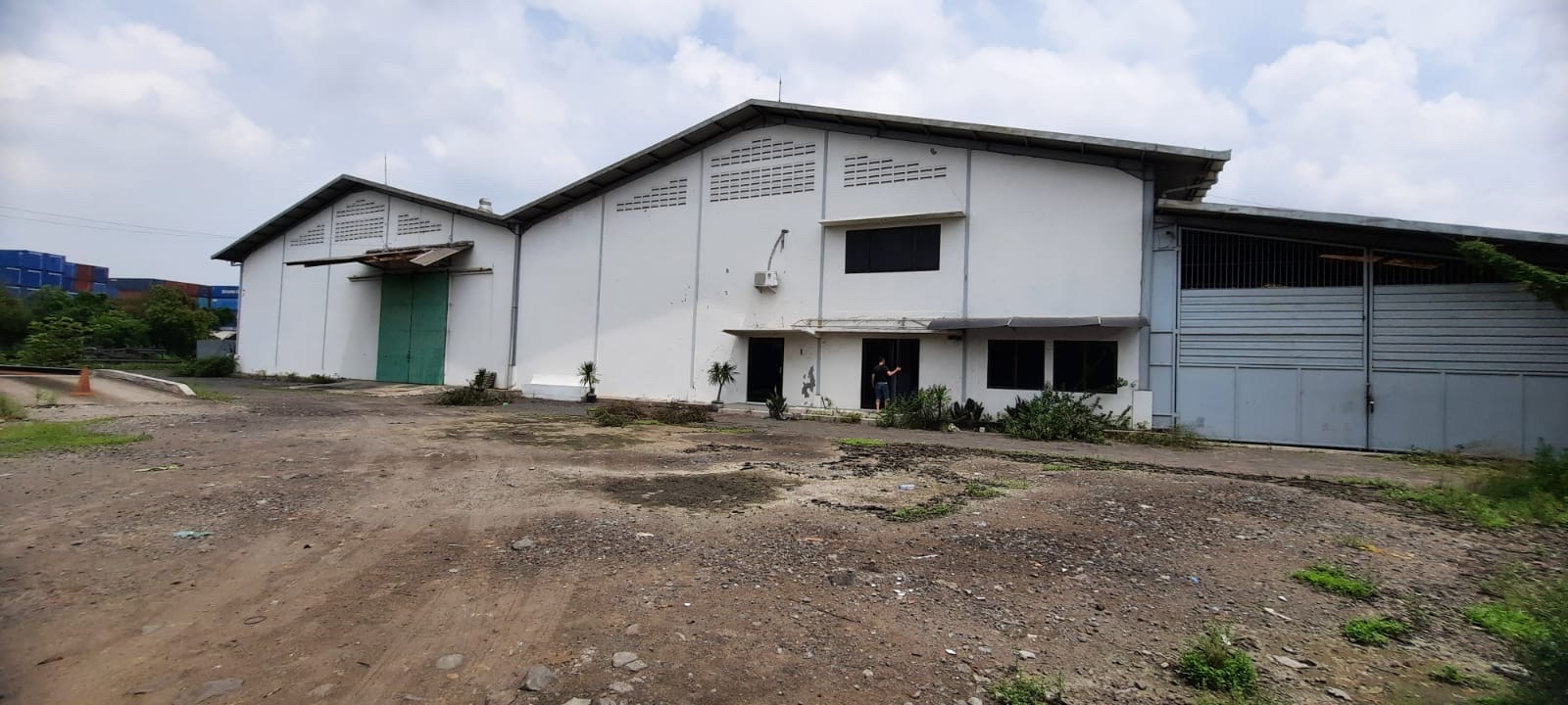 Gudang Kalianak 1.1 Hektar disewakan siap huni - Dealkan