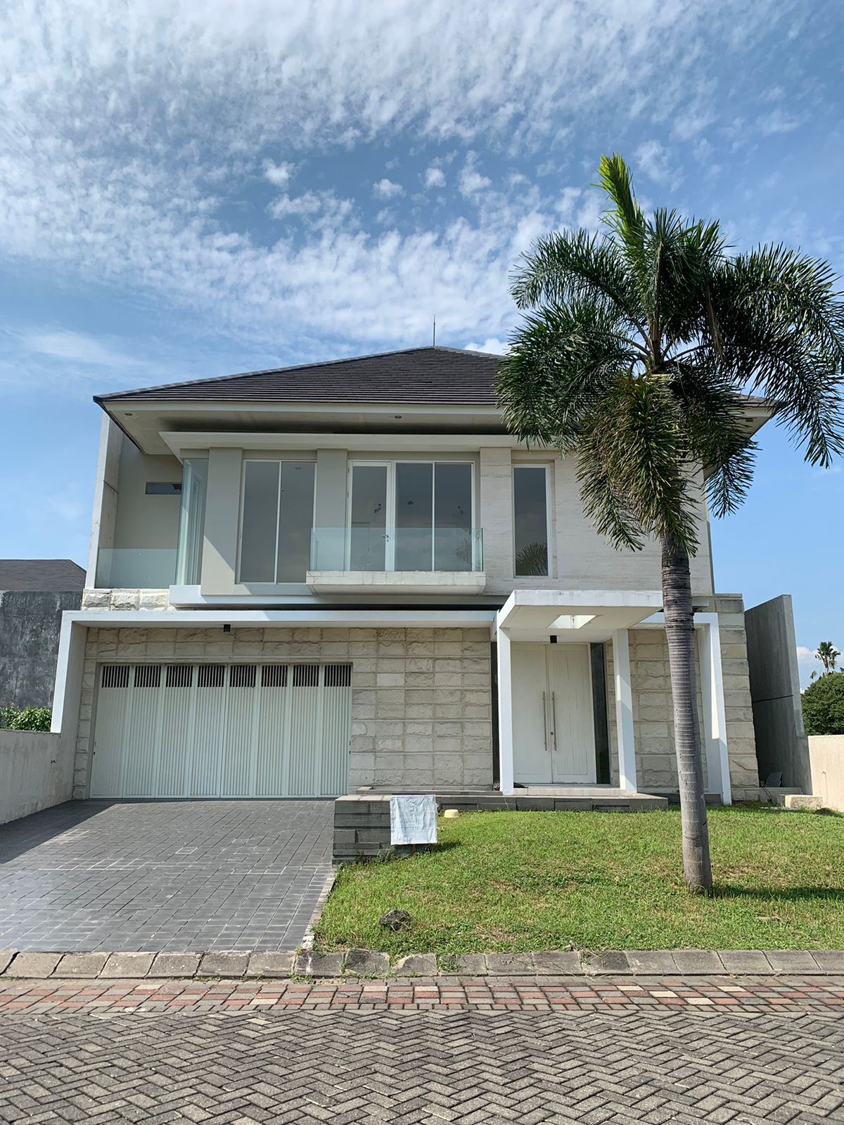 DIJUAL RUMAH BARU GRESS CRYSTAL GOLF CITRALAND SURABAYA - Dealkan