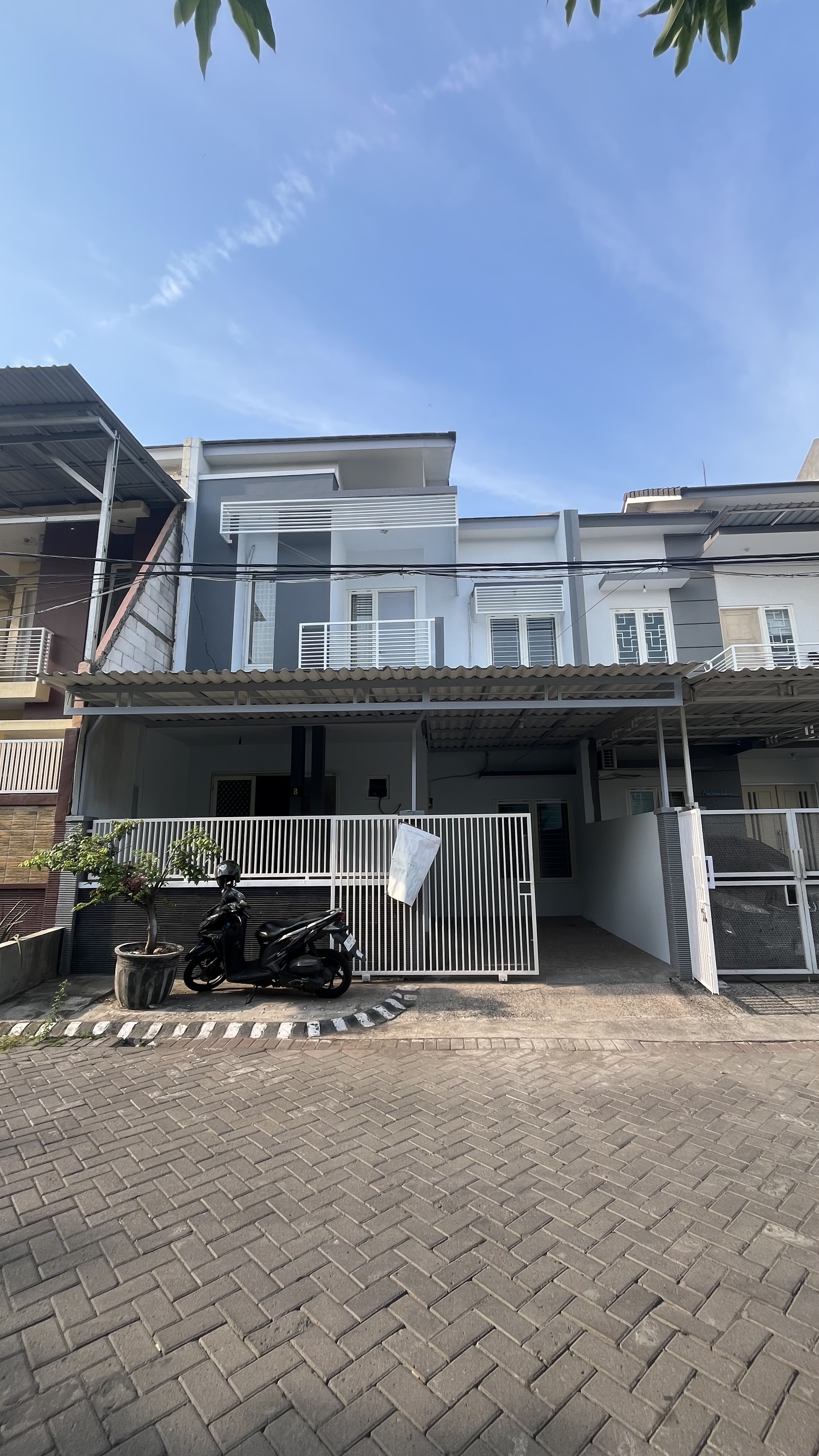 Disewakan rumah 2 lantai siap huni Surabaya Selatan ketintang - Dealkan