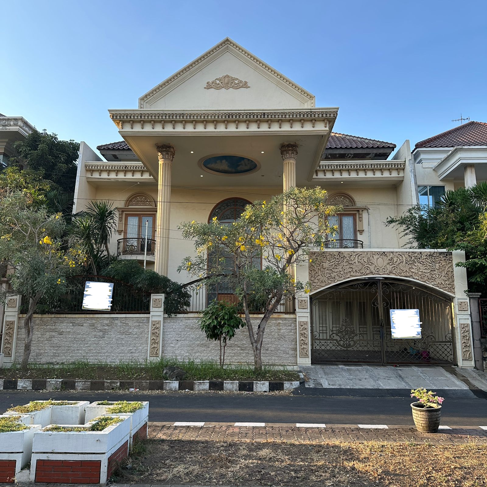 Rumah Mewah di Margorejo Indah - Dealkan