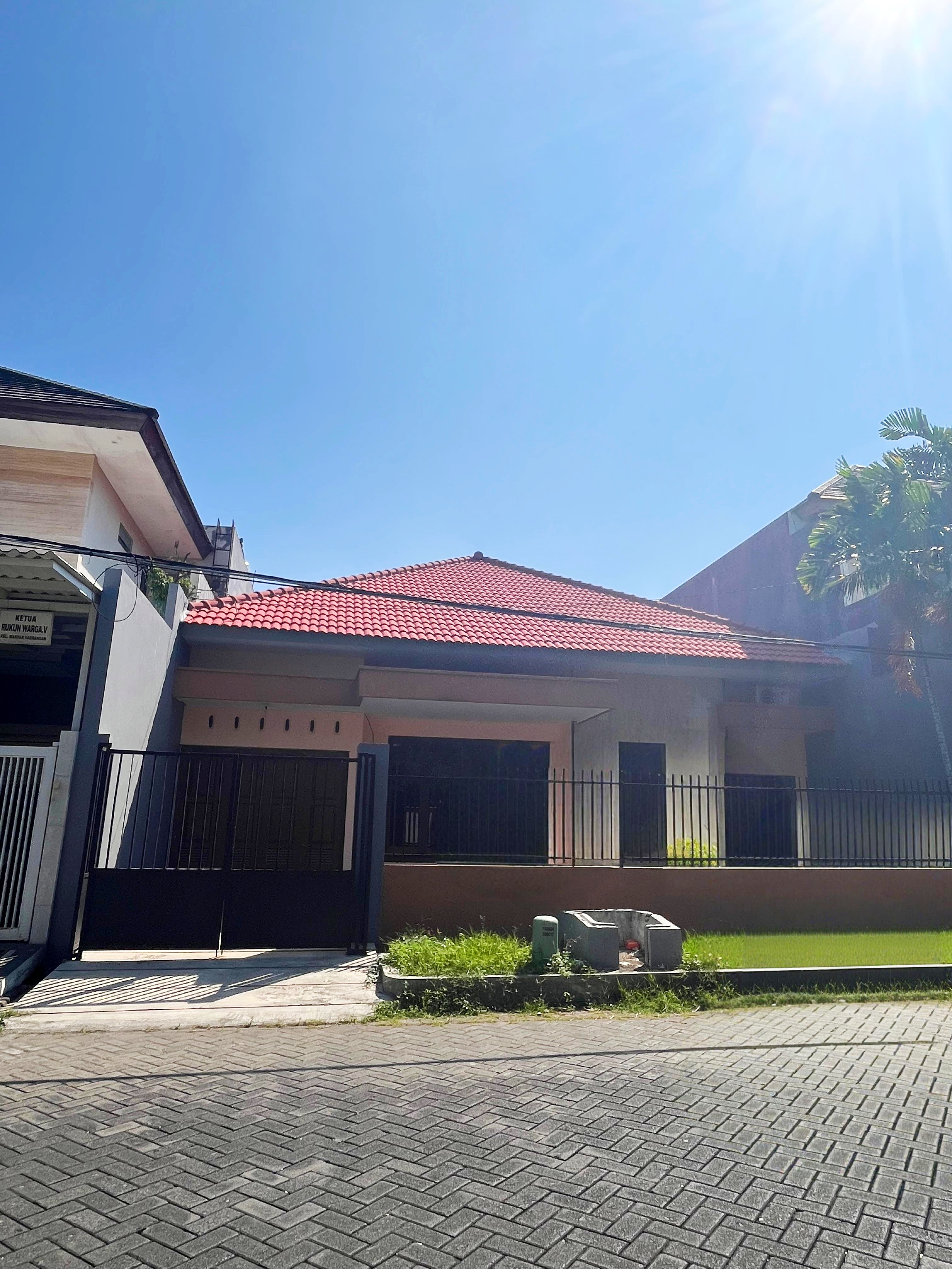 Rumah Baru Manyar, dijual, luasan 200+ - Dealkan