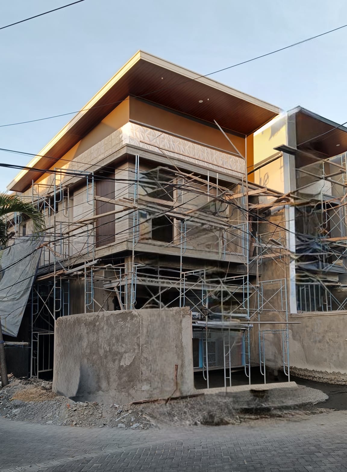 Rumah Baru Hook Manyar Jaya dijual siap huni - Dealkan