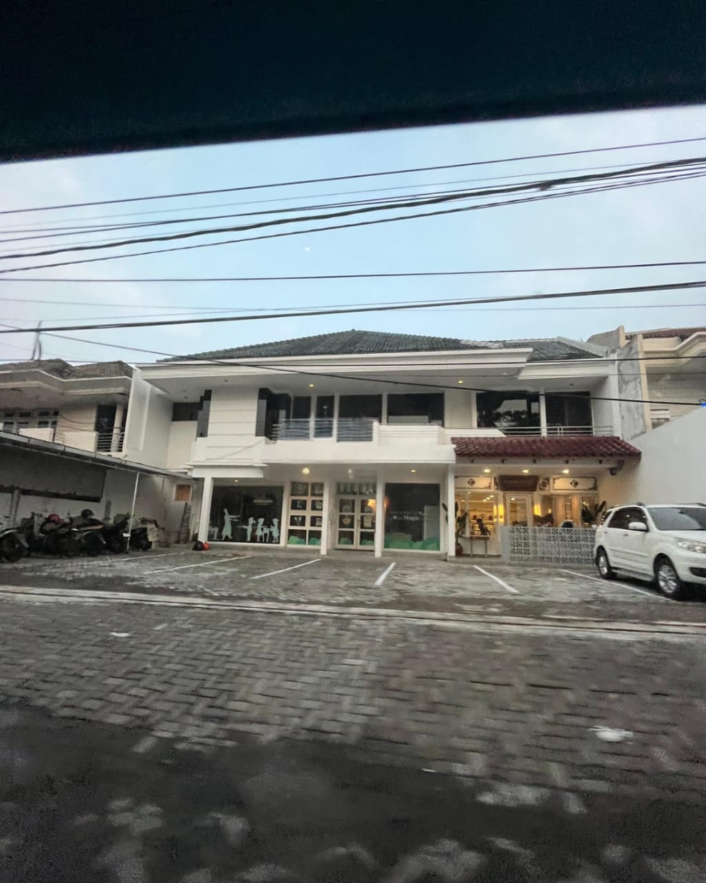 Rumah Usaha Surabaya Barat, disewakan, depan jalan besar 630m - Dealkan