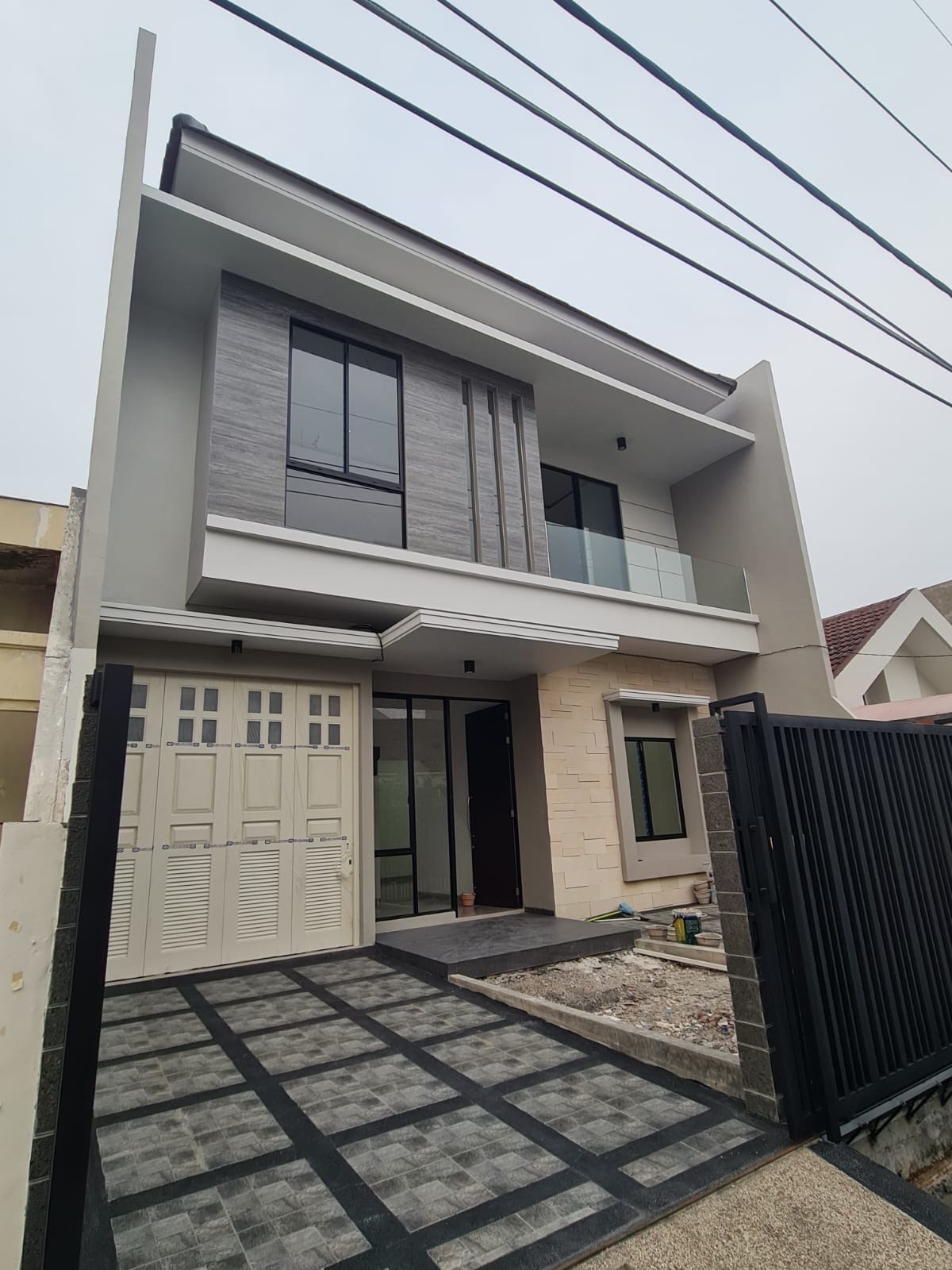 Dijual rumah Timur - Manyar Kertoardi - bangunan baru - Dealkan