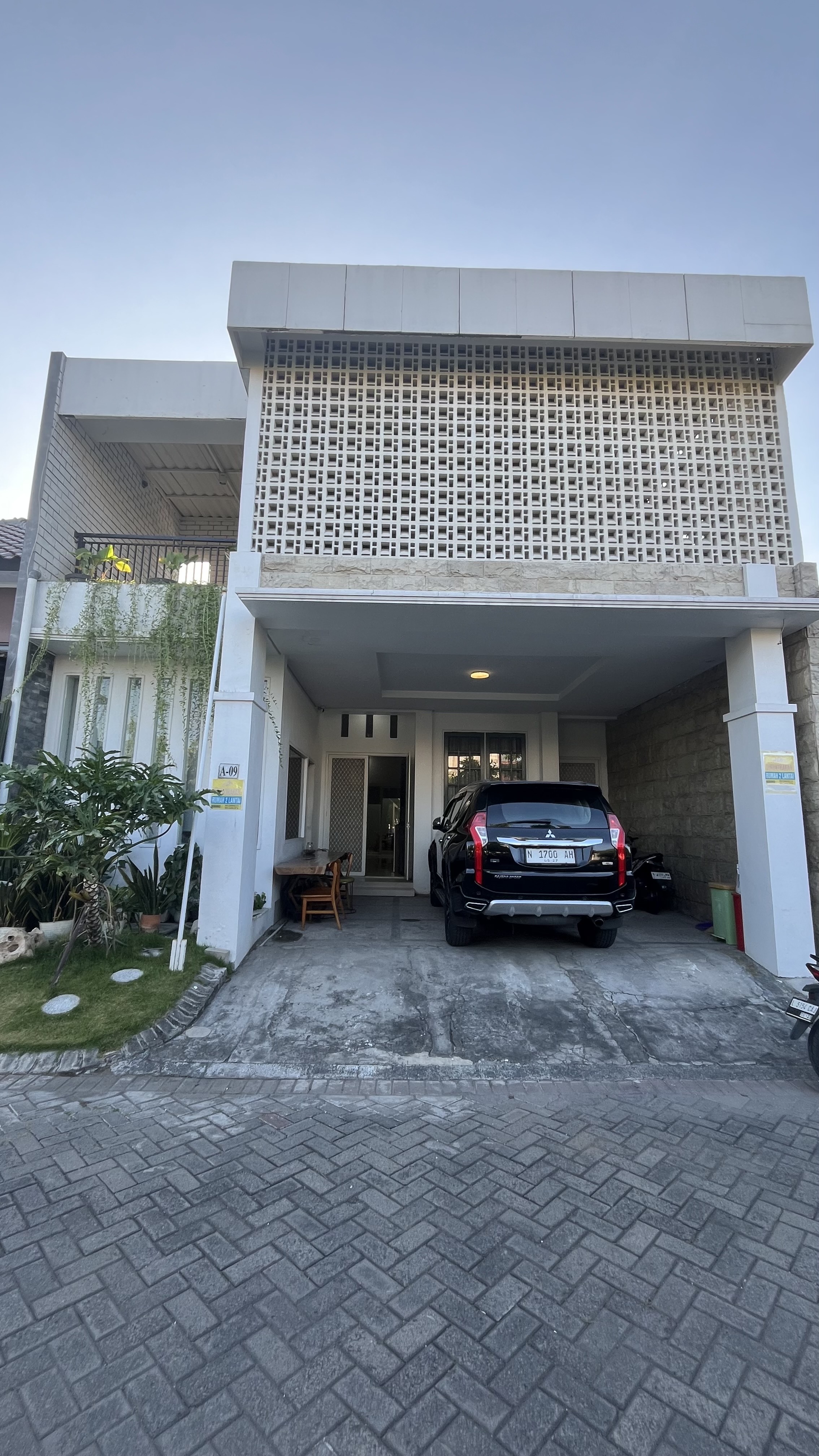 Disewakan full furnished rumah 2 lantai di Ketintang - Dealkan