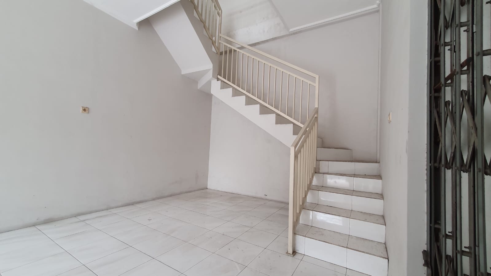 Ruko Tenggilis dijual siap huni - Dealkan