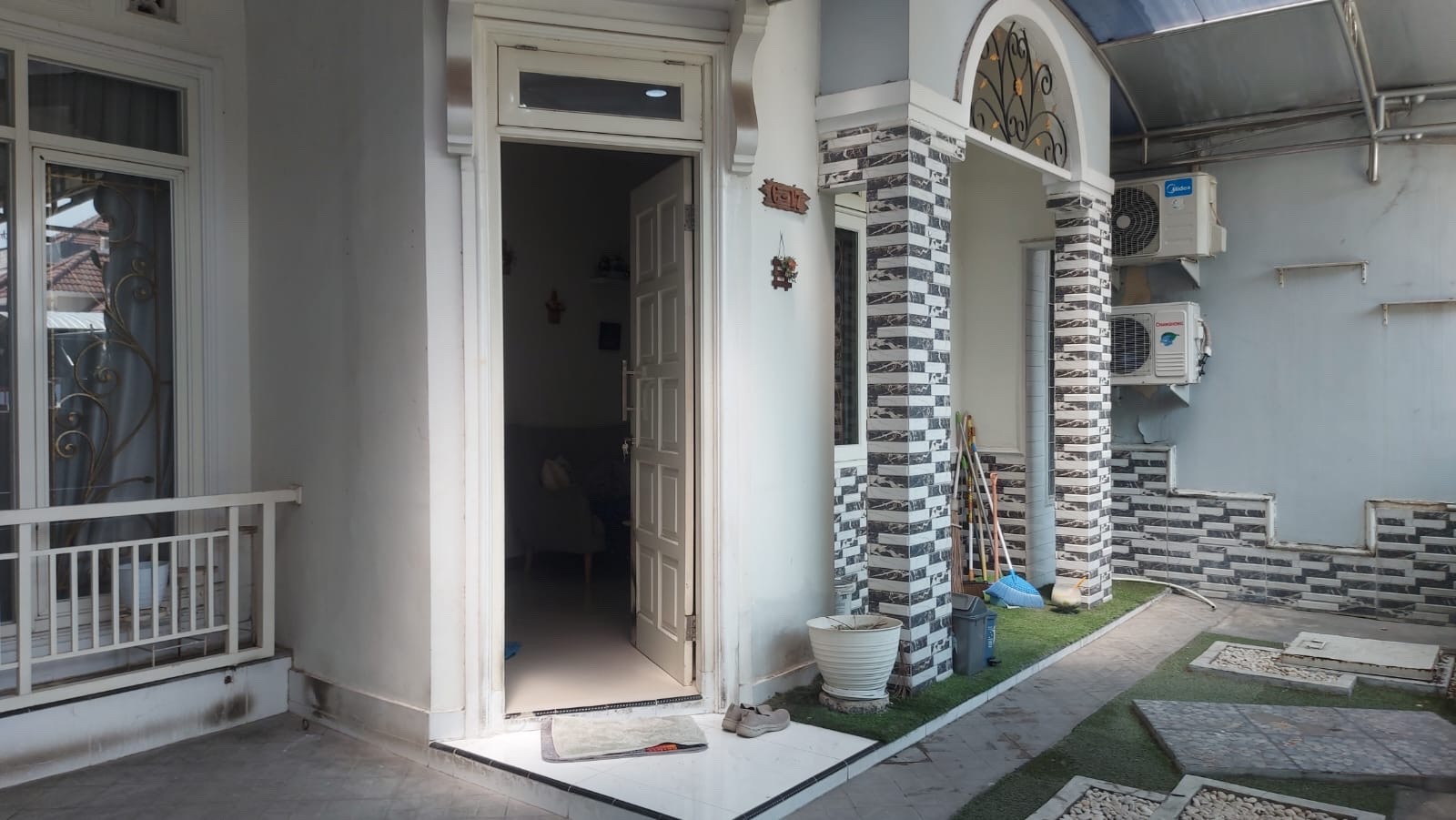 Dijual rumah full furnished di ketintang - Dealkan