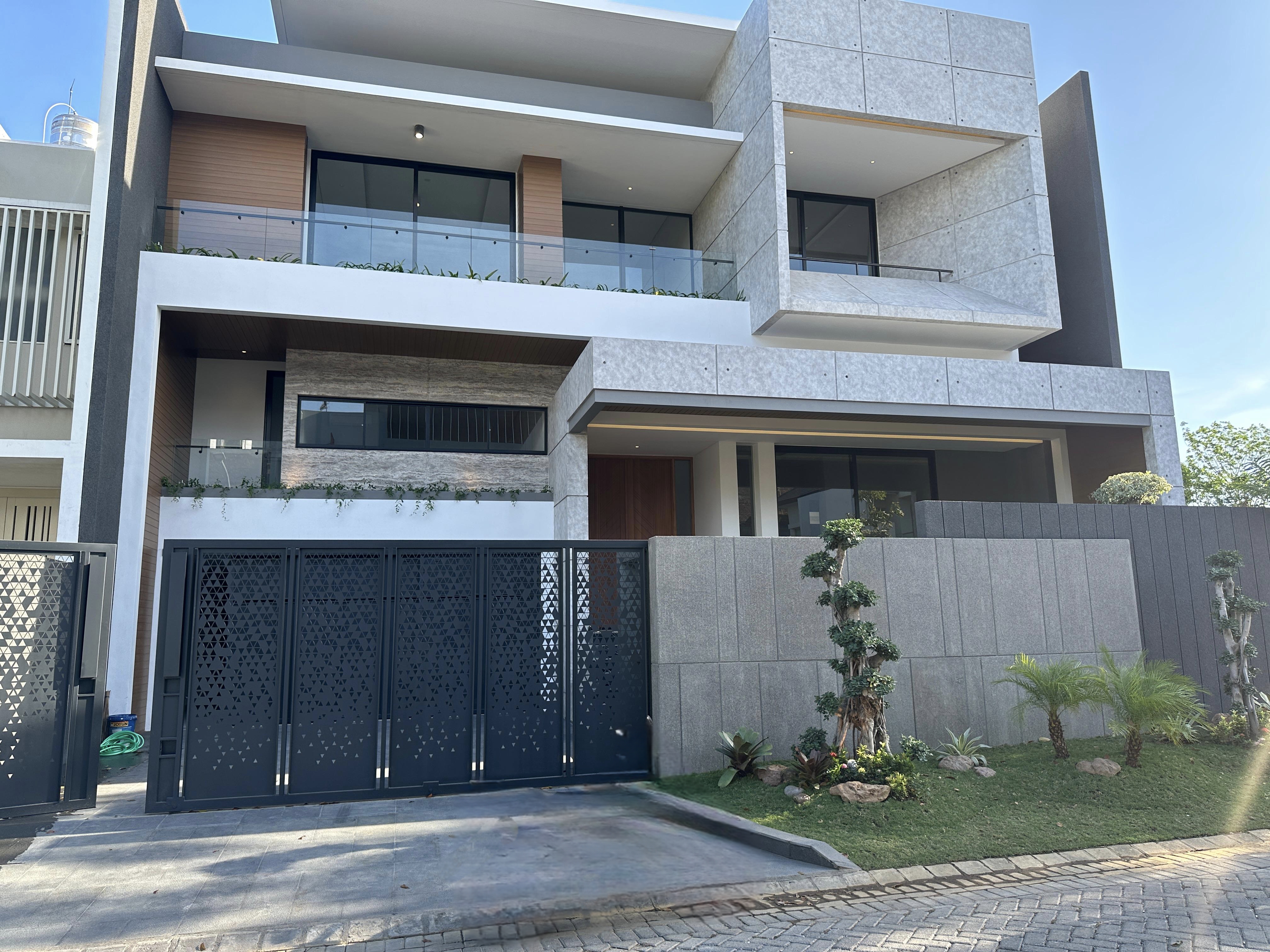 Pakuwon Indah, DI JUAL Rumah Mewah Baru Gress - Dealkan