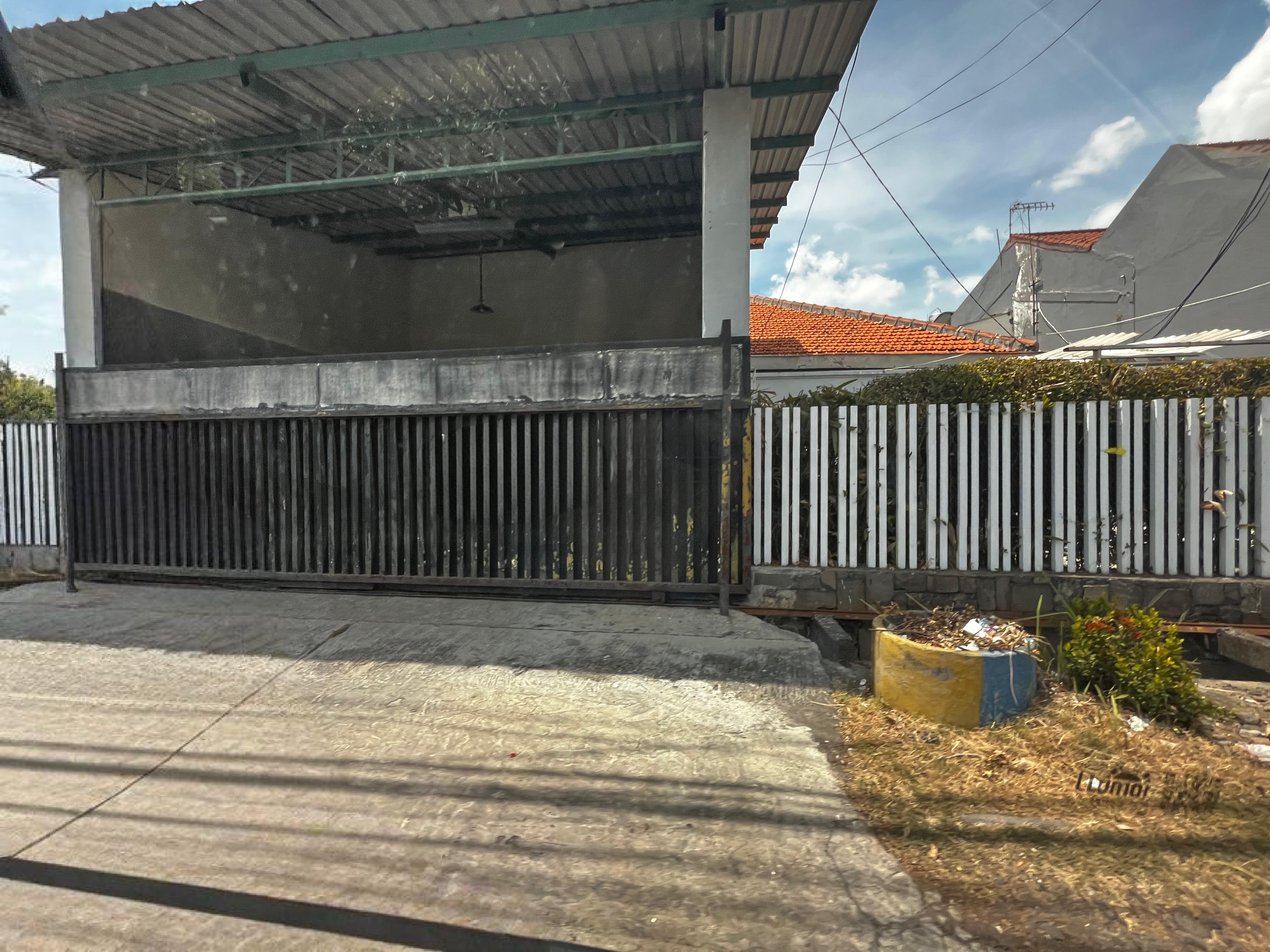 Rumah kos dan usaha, dijual, manyar, cocok untuk komersial, ada area showroom - Dealkan