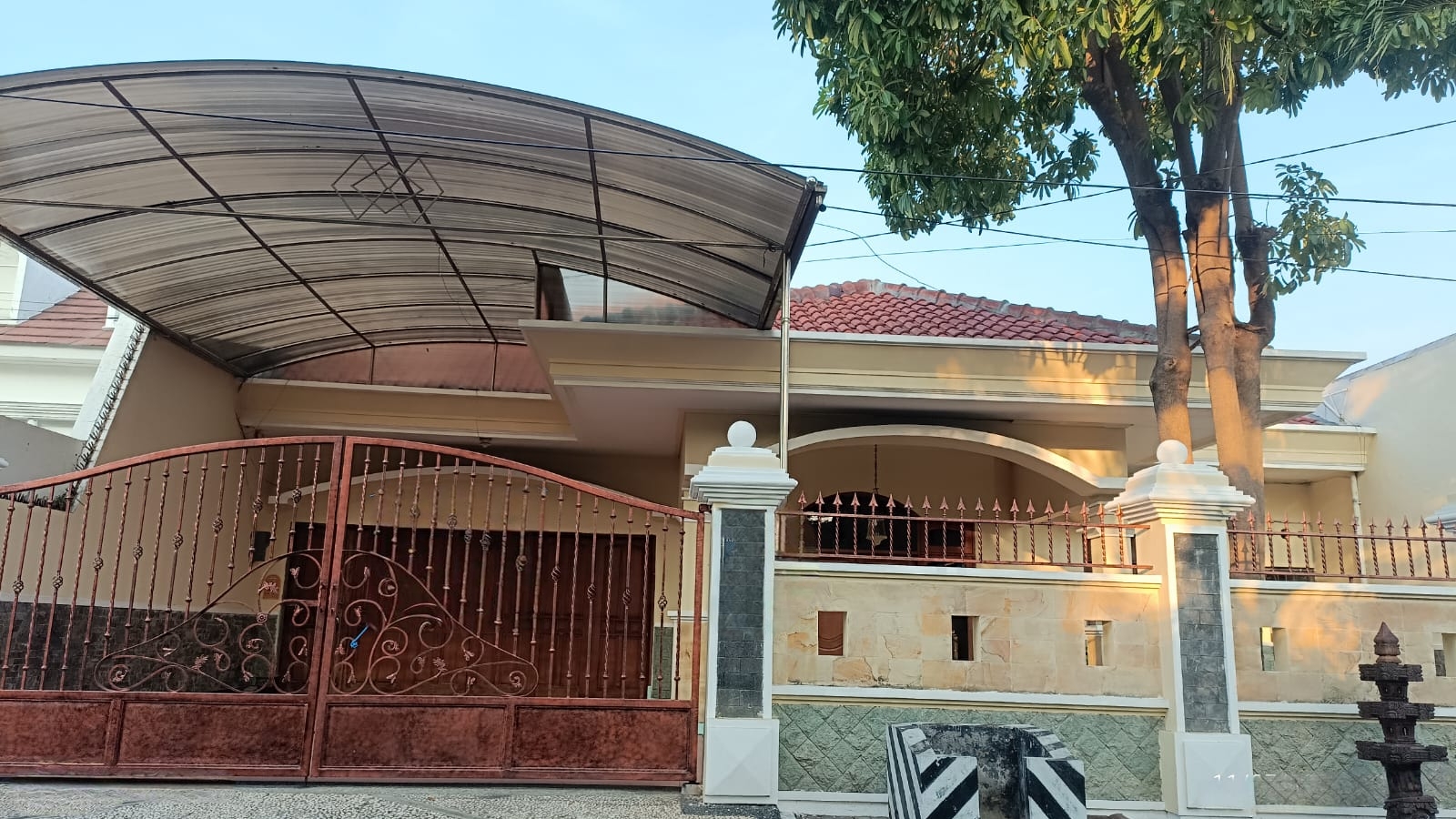 Rumah Manyar Kartika dijual, luasan 500m, harga masih nego - Dealkan