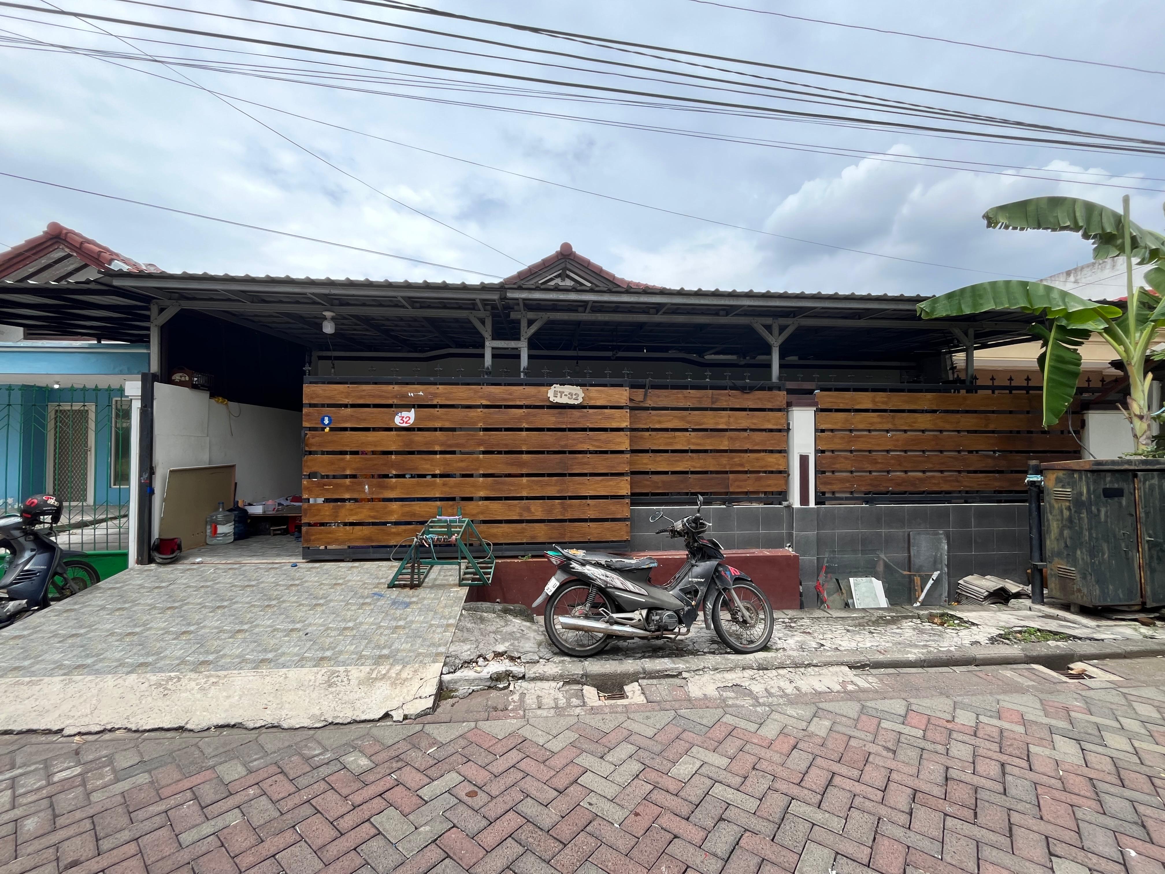 DIJUAL RUMAH HITUNG TANAH MINIMALIS SATELIT UTARA KOSONGAN, LOKASI STRATEGIS - Dealkan