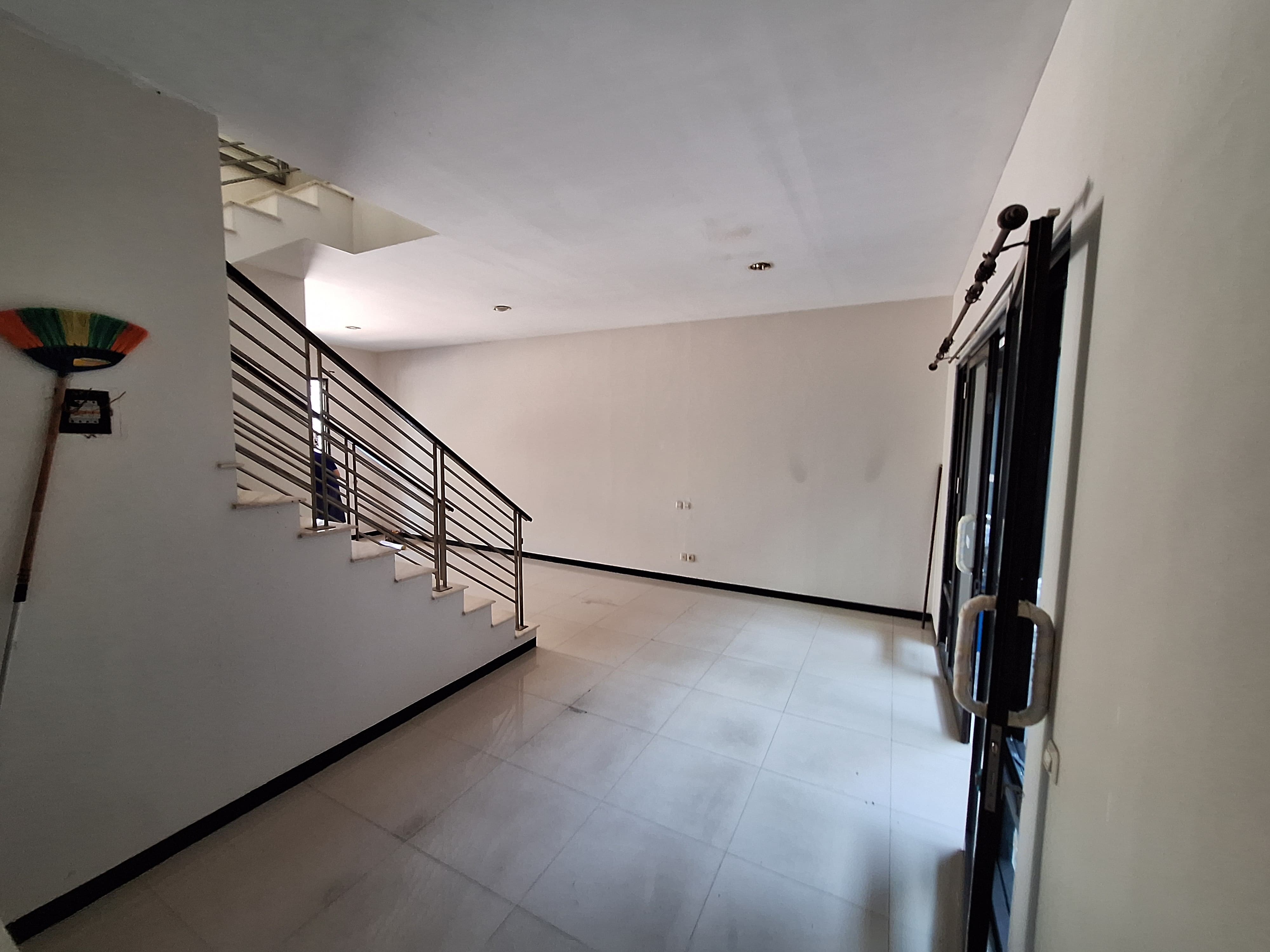 Pantai Mentari Disewakan, Semifurnish 55jt, 2 lantai - Dealkan