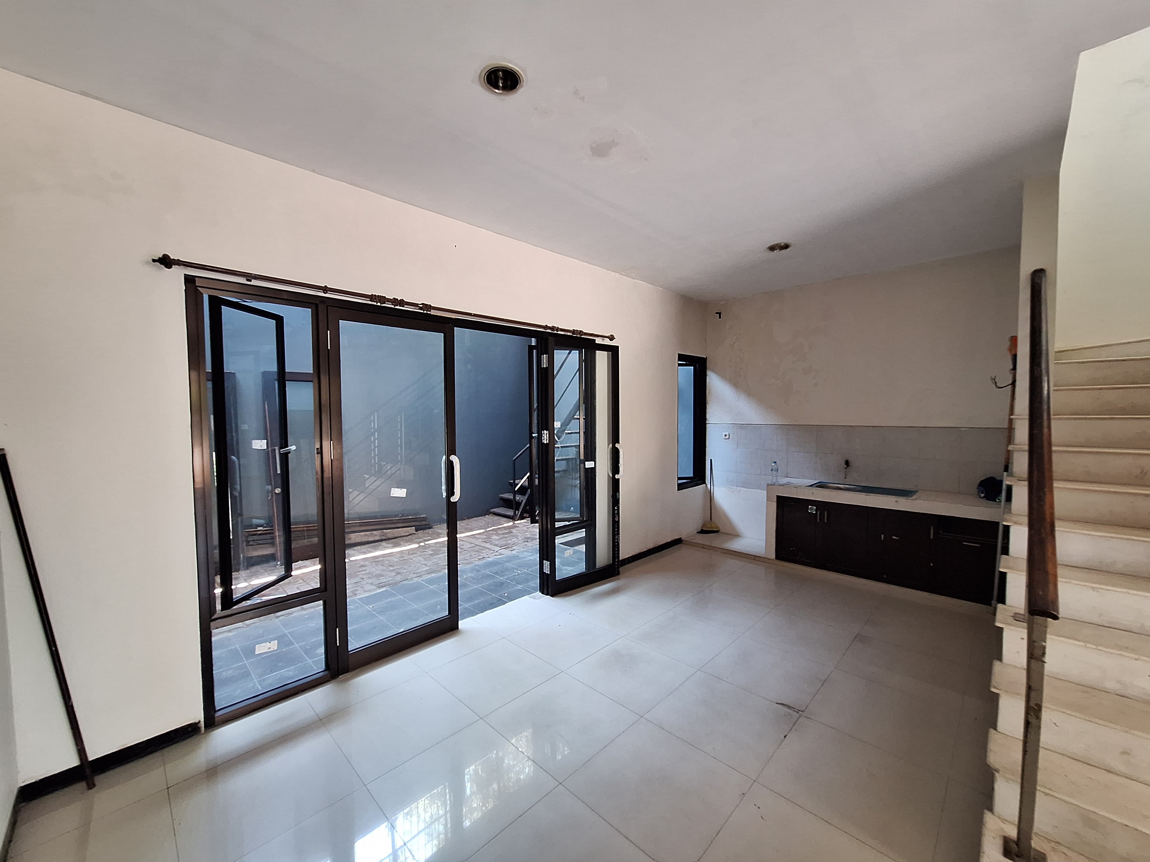 Disewakan Rumah di Pantai Mentari - Dealkan