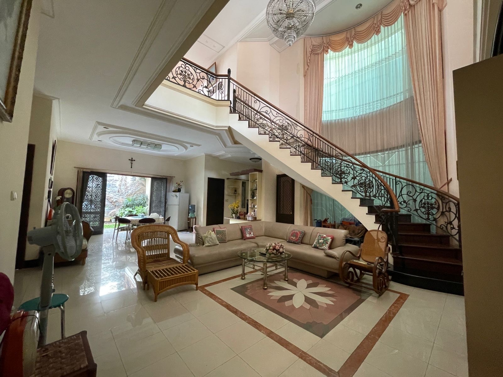 Dijual Rumah Mewah Full Furnish Manyar Jaya - Dealkan