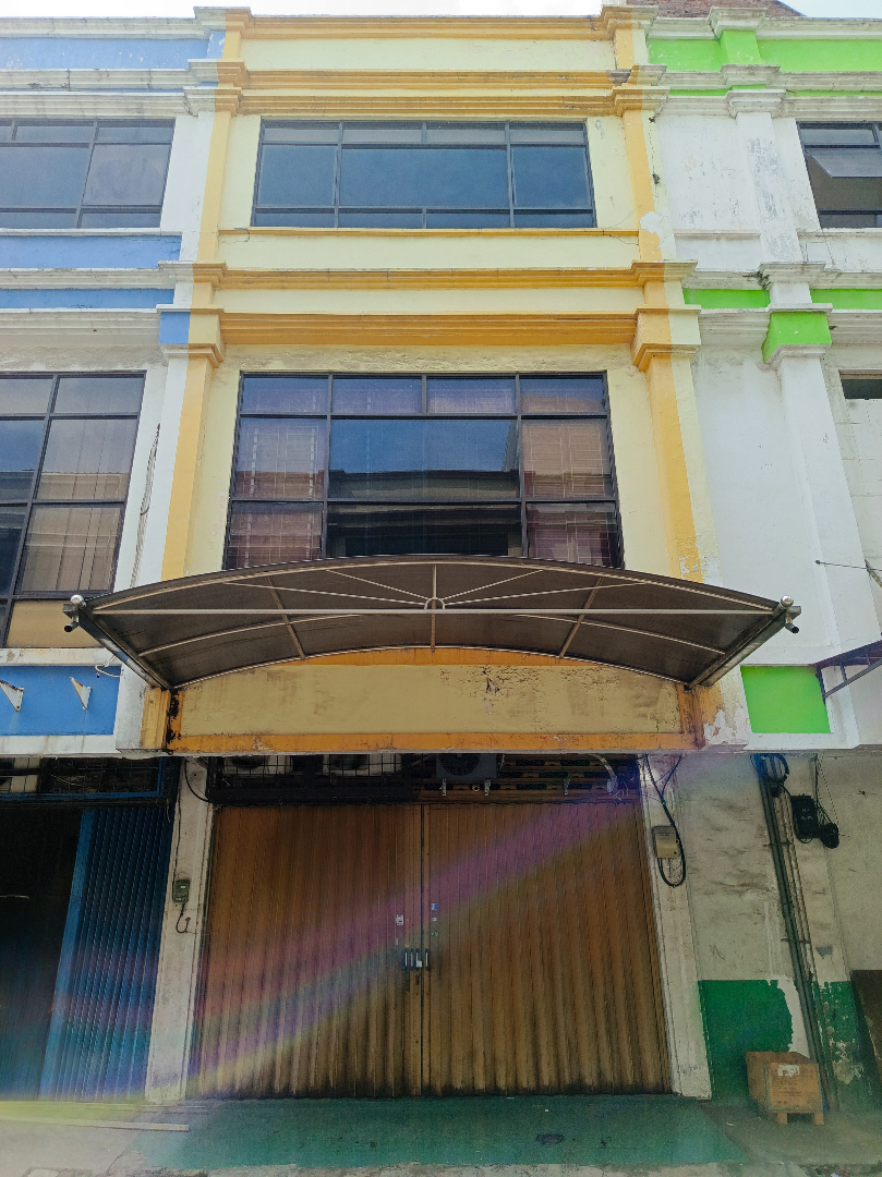 JUAL CEPAT/ SEWA RUKO 3 LANTAI SIAP HUNI, LOKASI STRATEGIS - Dealkan