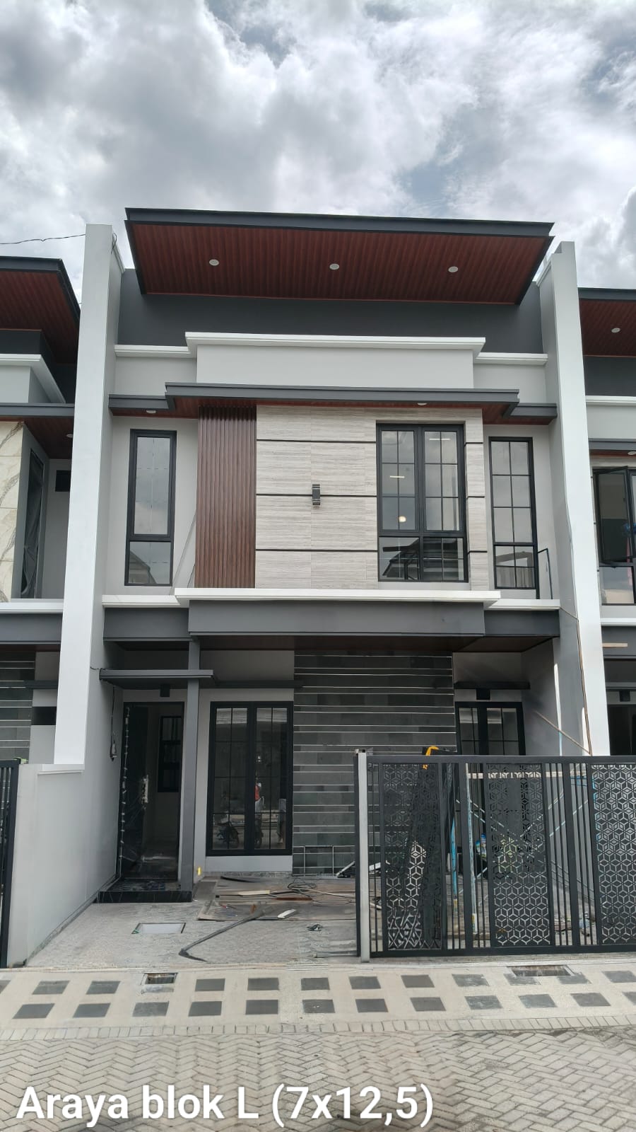 DIJUAL RUMAH MODERN MINIMALIS TAPI LUAS DI ARAYA 2 - Dealkan