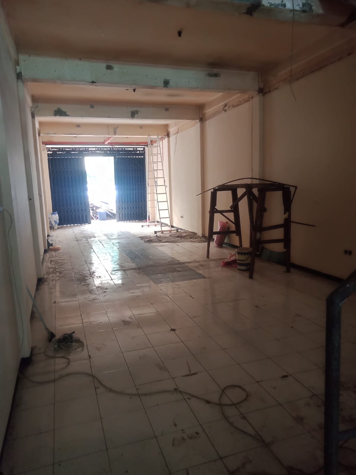 DISEWAKAN RUKO MANYAR 0 JALAN RAYA - Dealkan