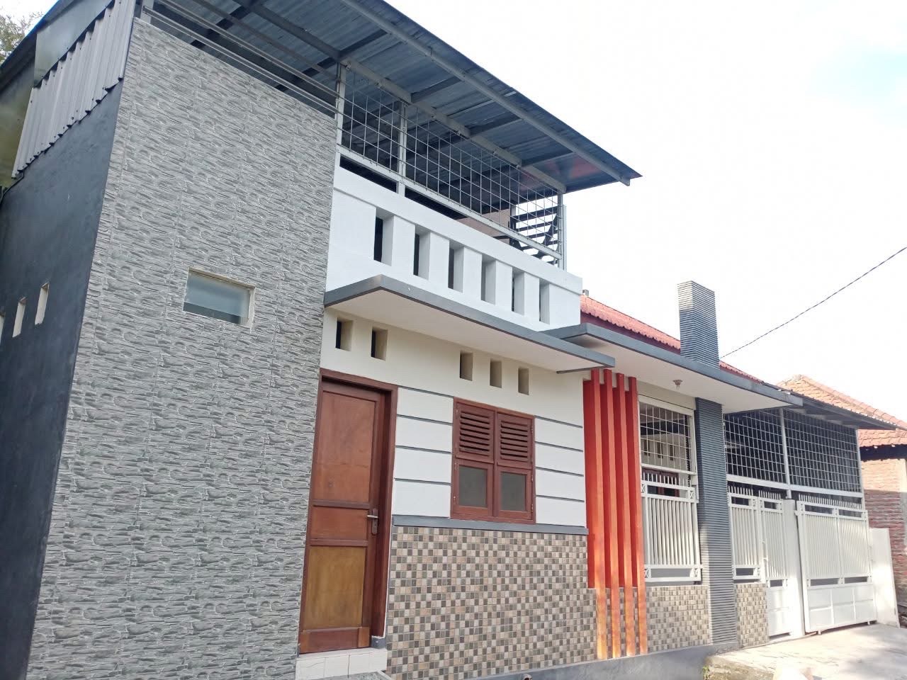 Disewakan Rumah 2 Lantai Lidah Kulon - Dealkan