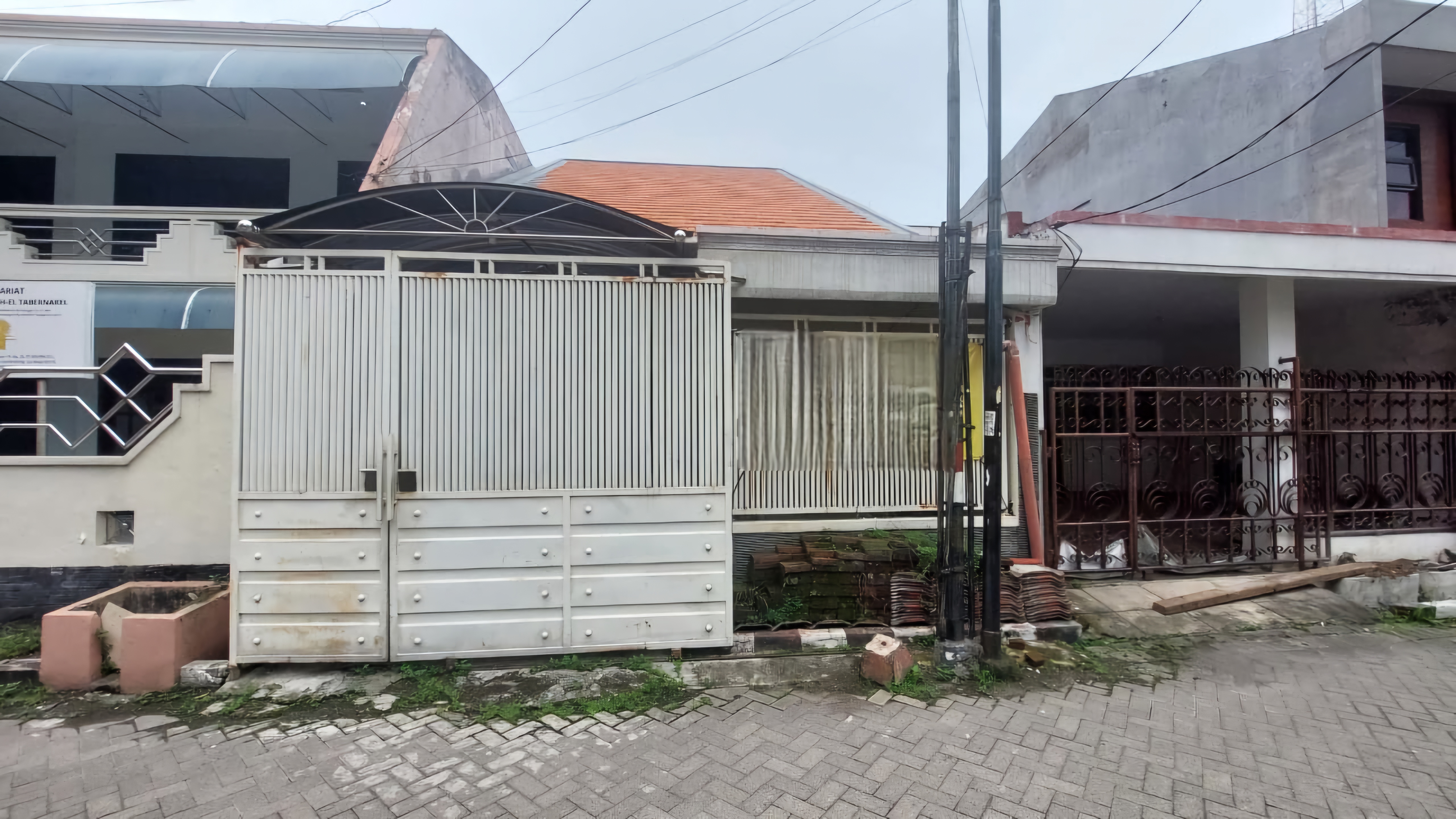 RUMAH SIMPANG DARMO PERMAI SELATAN BAGUS TERAWAT DEKAT HR MUHAMMAD SURABAYA BARAT - Dealkan