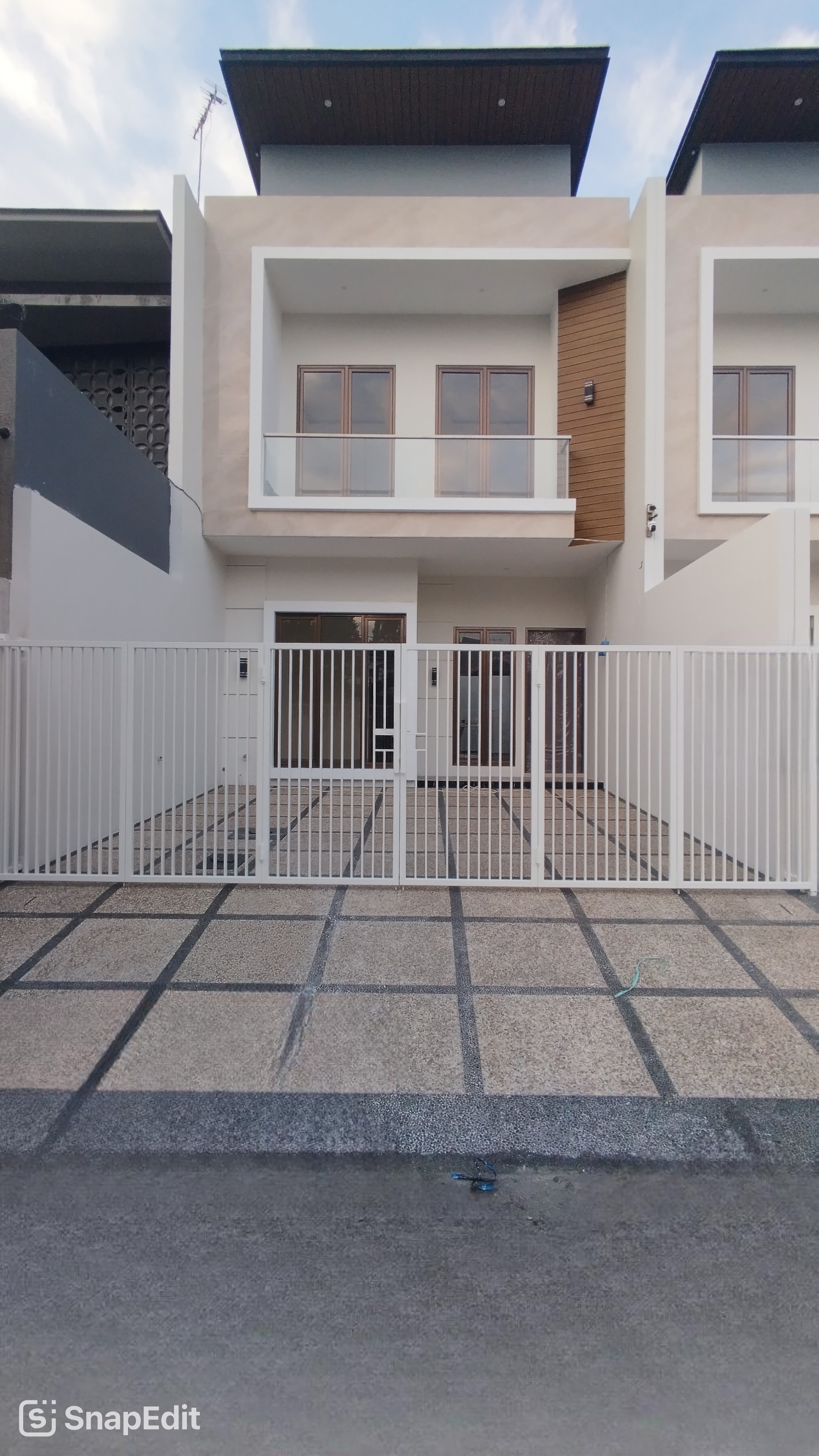 RUMAH BARUK TENGAH BARU GRESS DEKAT RUNGKUT, NIRWANA EKSEKUTIF, MERR - Dealkan